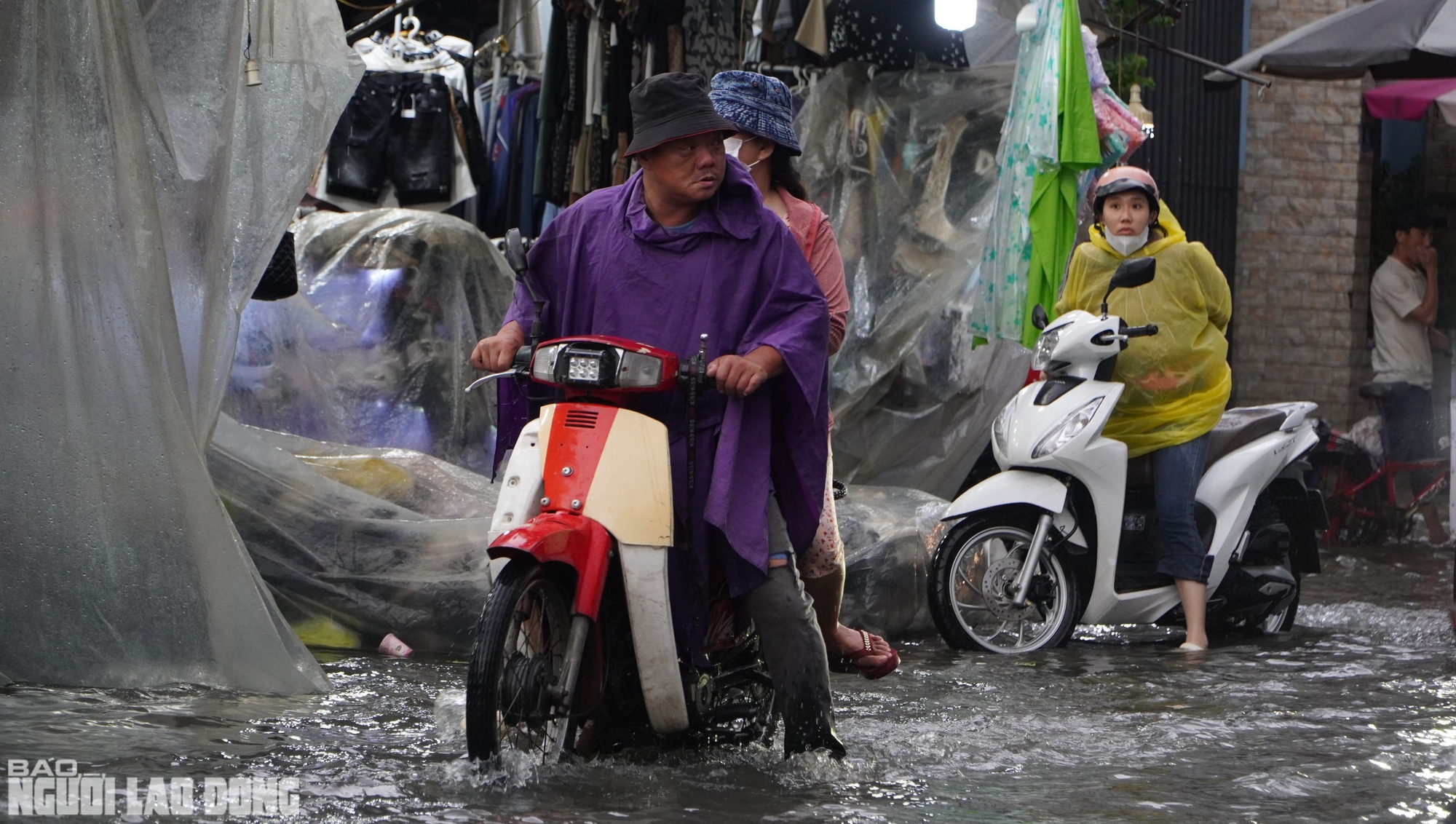 "Alo, kẹt xe quá, chưa thoát ra được!"- Ảnh 12.