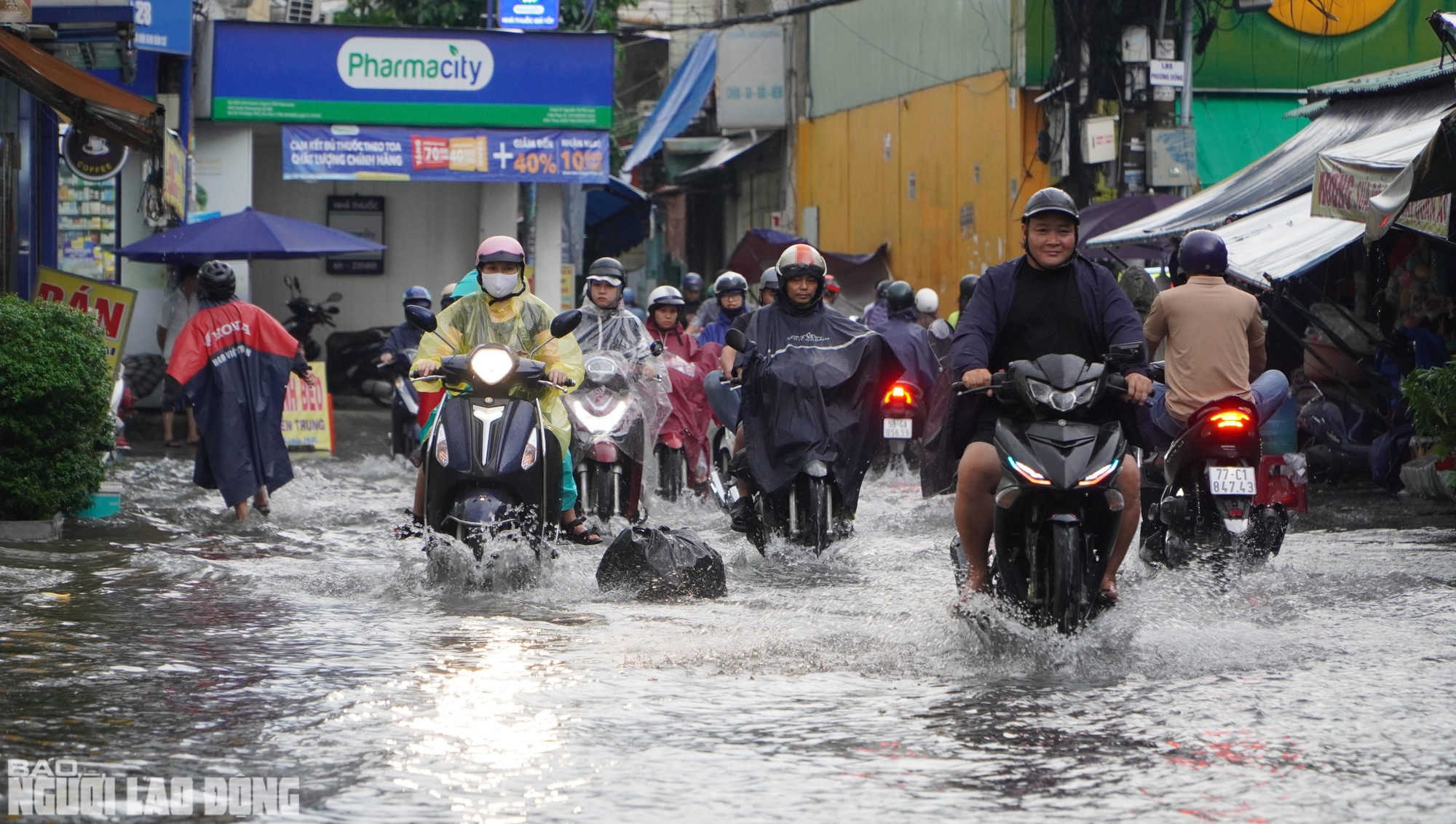 "Alo, kẹt xe quá, chưa thoát ra được!"- Ảnh 13.