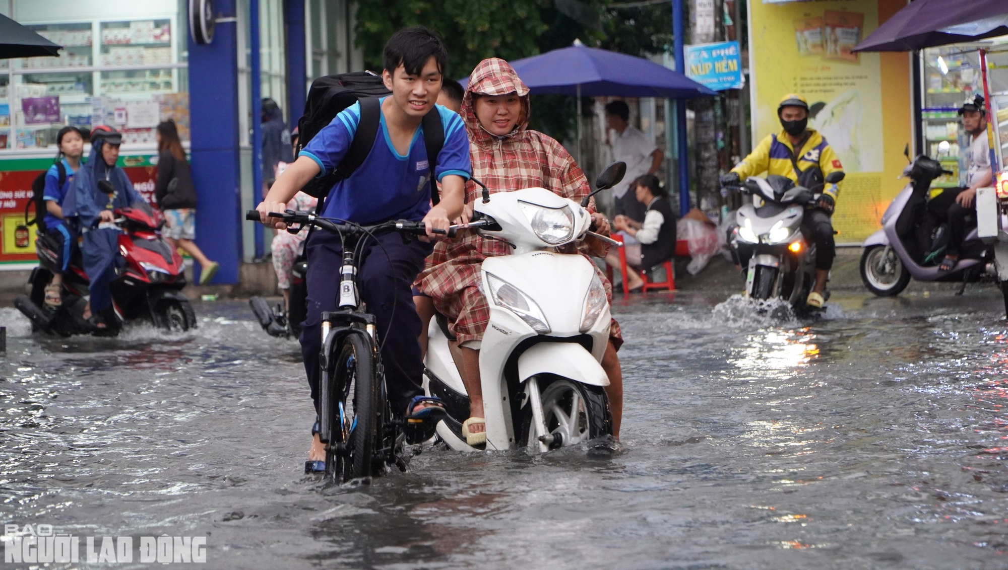 "Alo, kẹt xe quá, chưa thoát ra được!"- Ảnh 14.