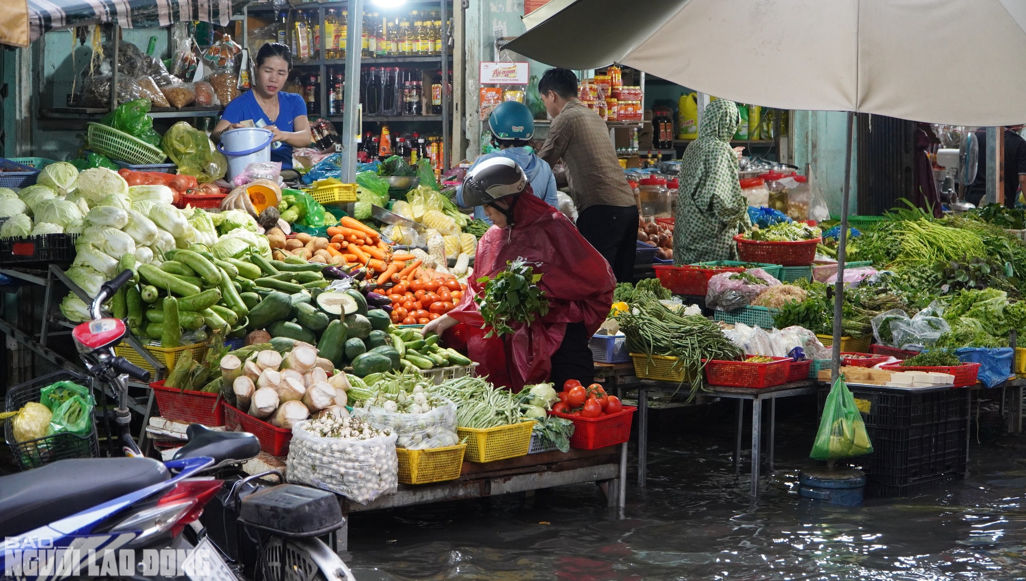 "Alo, kẹt xe quá, chưa thoát ra được!"- Ảnh 16.