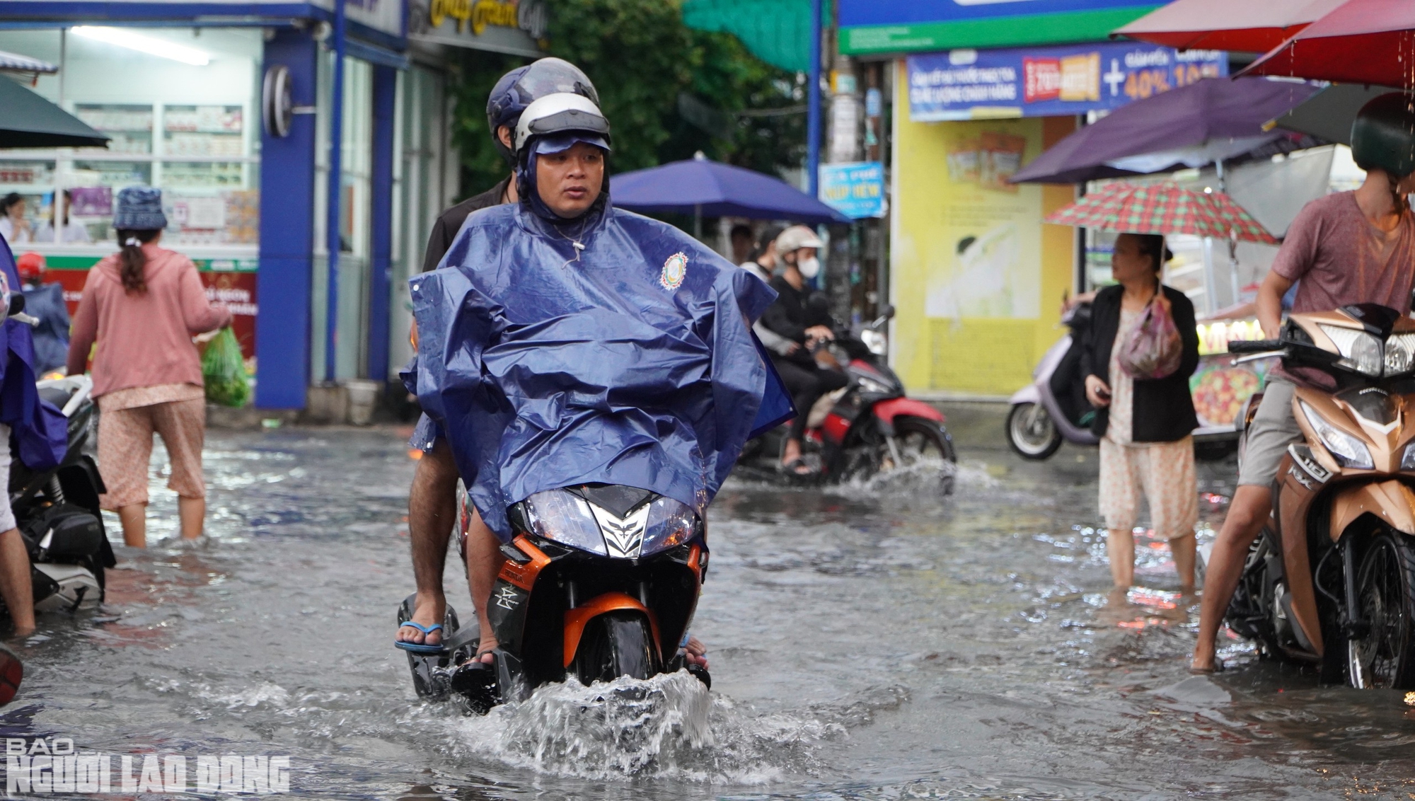 "Alo, kẹt xe quá, chưa thoát ra được!"- Ảnh 17.