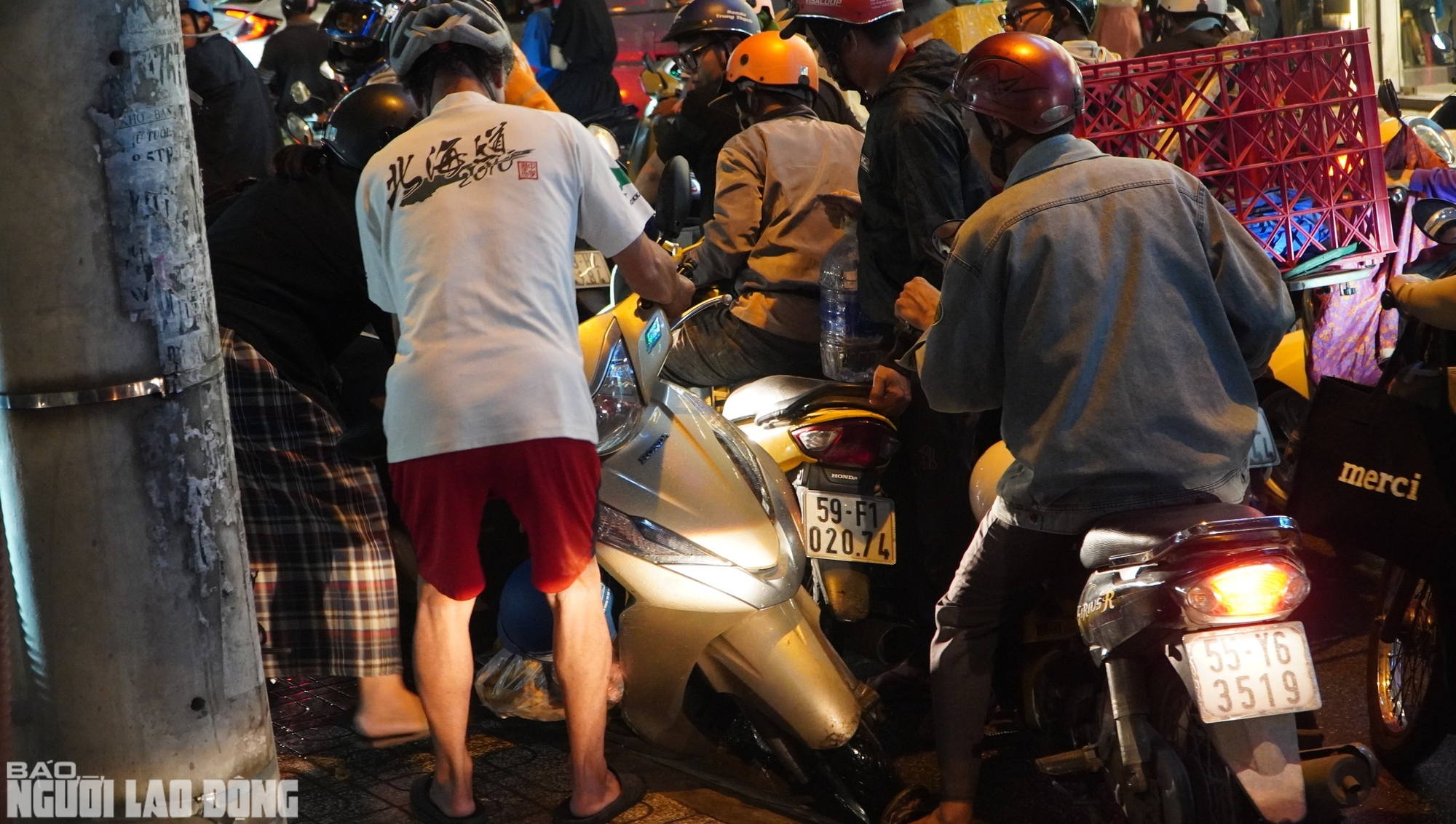 "Alo, kẹt xe quá, chưa thoát ra được!"- Ảnh 5.