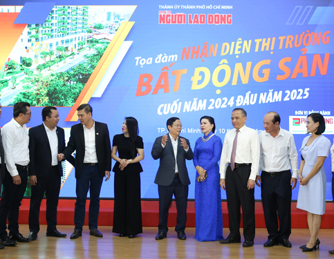 Kh&aacute;ch mời trao đổi b&ecirc;n lề tọa đ&agrave;m &ldquo;Nhận diện thị trường bất động sản cuối năm 2024 v&agrave; đầu năm 2025&rdquo;, do B&aacute;o Người Lao Động tổ chức s&aacute;ng 10-10 Ảnh: HO&Agrave;NG TRIỀU