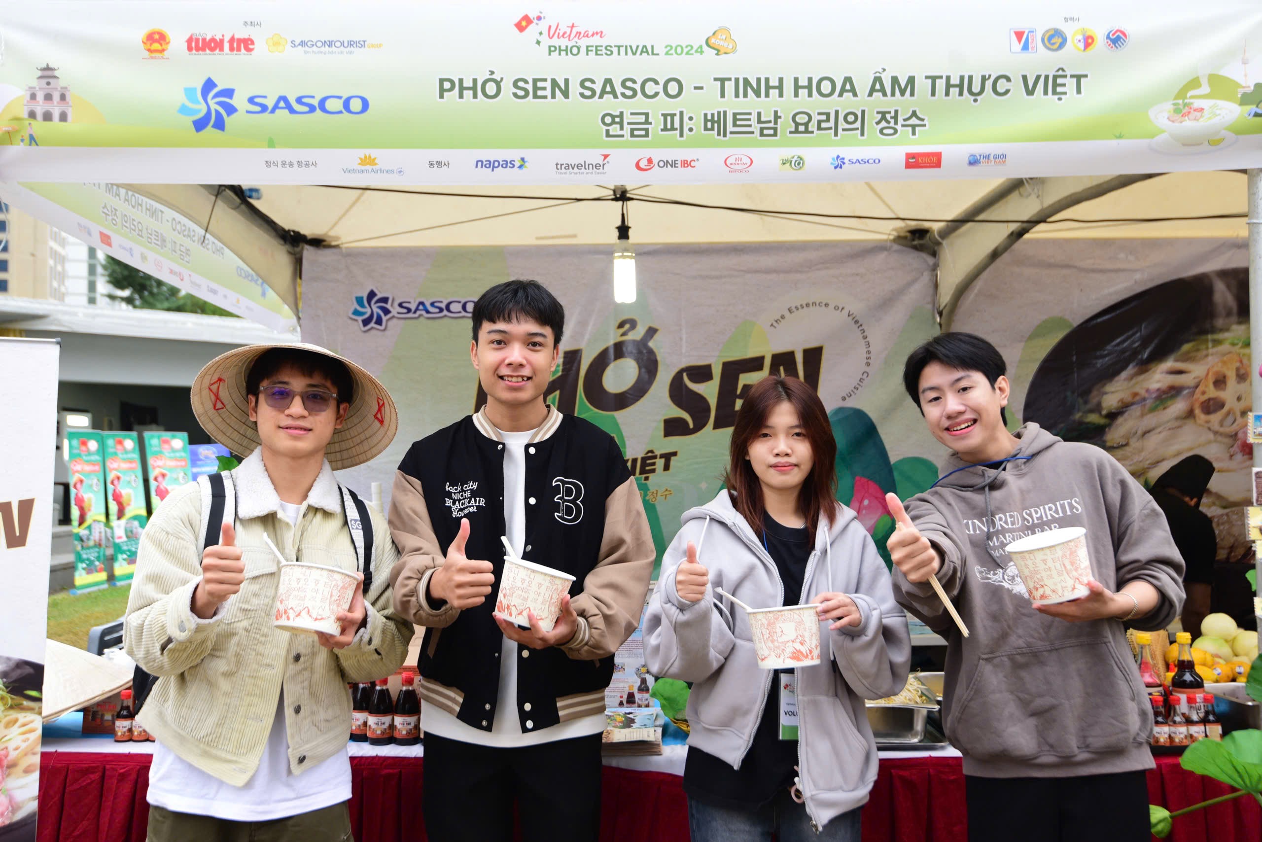 Thực khách hào hứng thưởng thức Phở Sen tại lễ hội