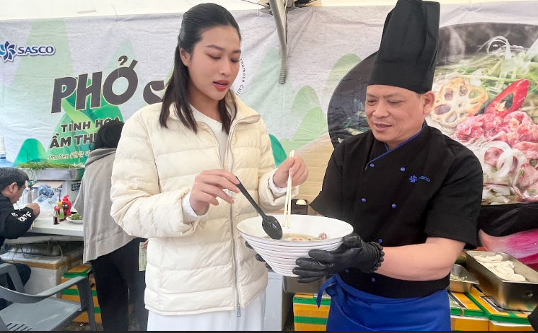 Hình 1: Hoa hậu Thiên Ân yêu thích vị Phở Sen với hương vị thoảng hương sen và ngọt lành