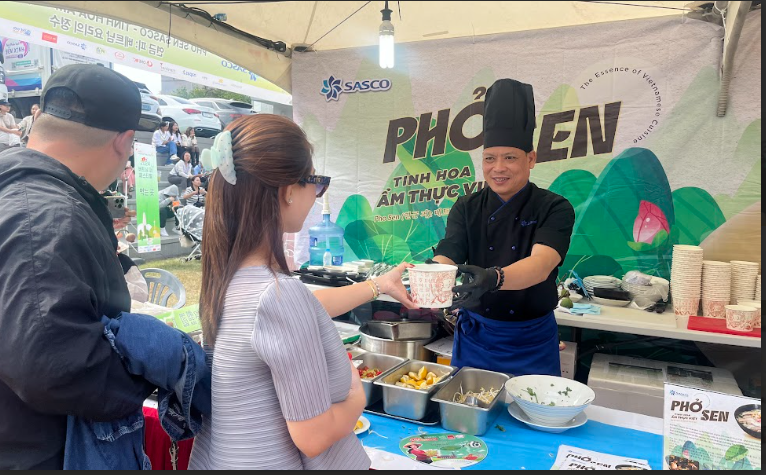 Ông Nguyễn Văn Tấn – Bếp trưởng SASCO hối hả phục vụ thực khách những tô Phở Sen đặc sắc tại lễ hội