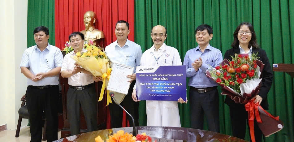 C&ocirc;ng ty CP Th&eacute;p H&ograve;a Ph&aacute;t Dung Quất t&agrave;i trợ mới m&aacute;y thở ECMO tim, phổi nh&acirc;n tạo cho Bệnh viện Đa khoa tỉnh Quảng Ng&atilde;i