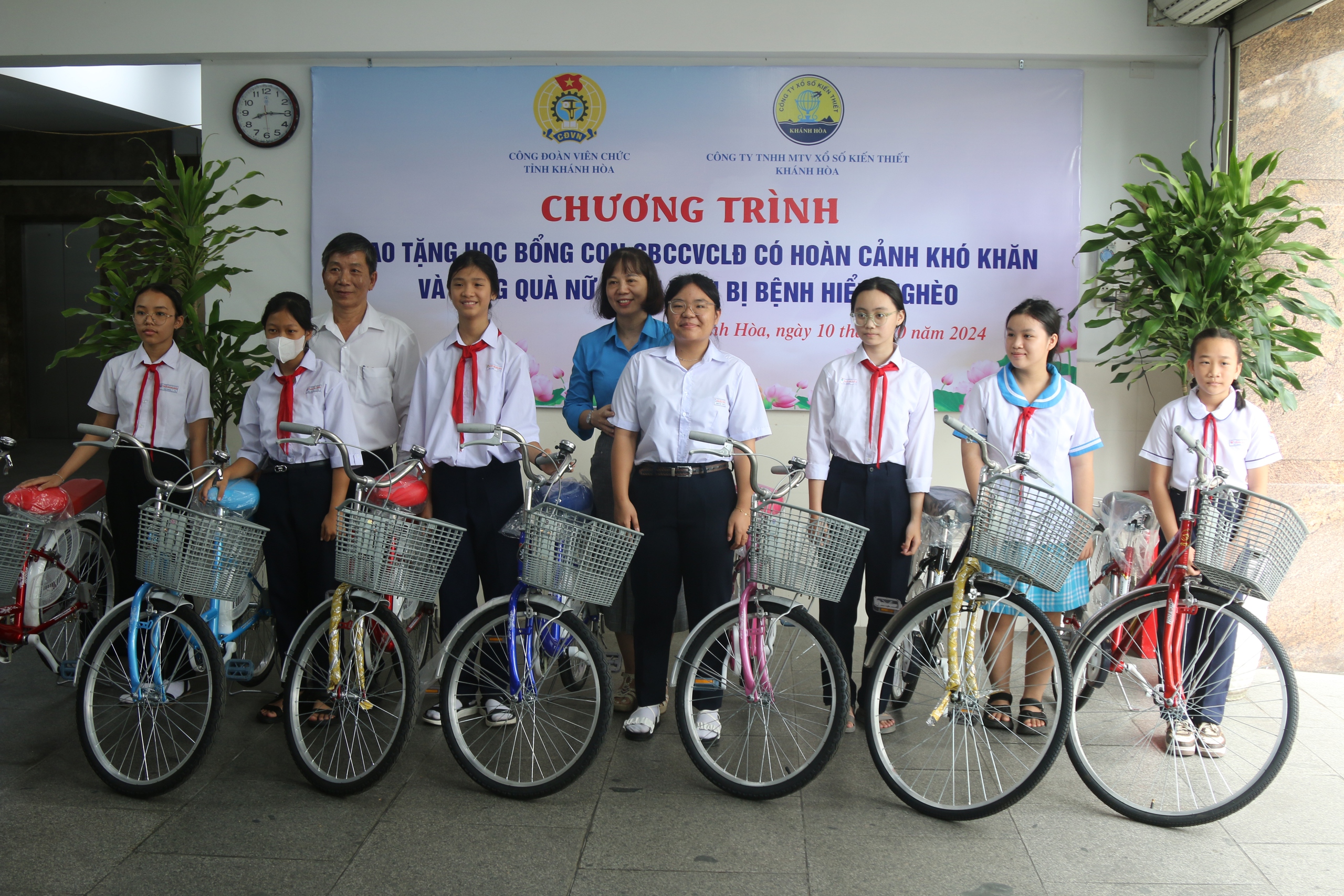 Kh&aacute;nh Ho&agrave;: Trao học bổng v&agrave; xe đạp cho học sinh kh&oacute; khăn
- Ảnh 2.