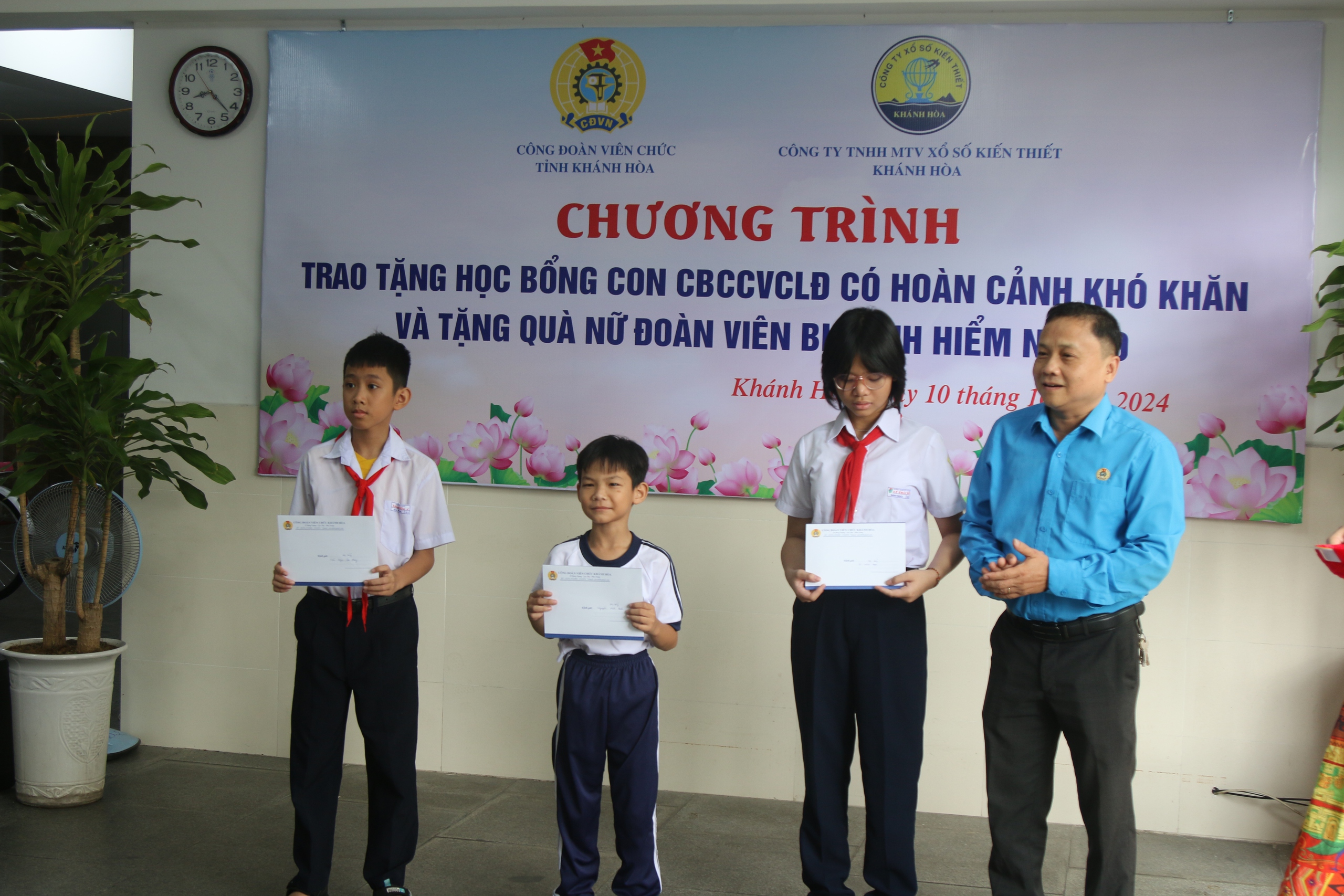 Kh&aacute;nh Ho&agrave;: Trao học bổng v&agrave; xe đạp cho học sinh kh&oacute; khăn
- Ảnh 1.