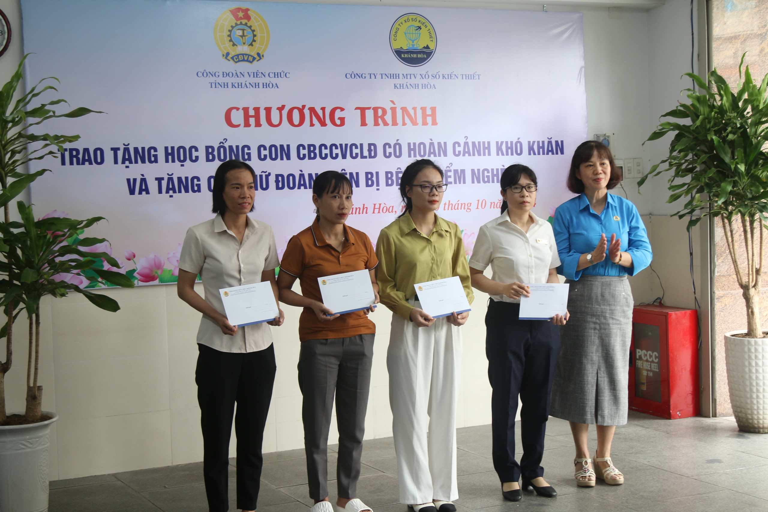 Kh&aacute;nh Ho&agrave;: Trao học bổng v&agrave; xe đạp cho học sinh kh&oacute; khăn
- Ảnh 3.