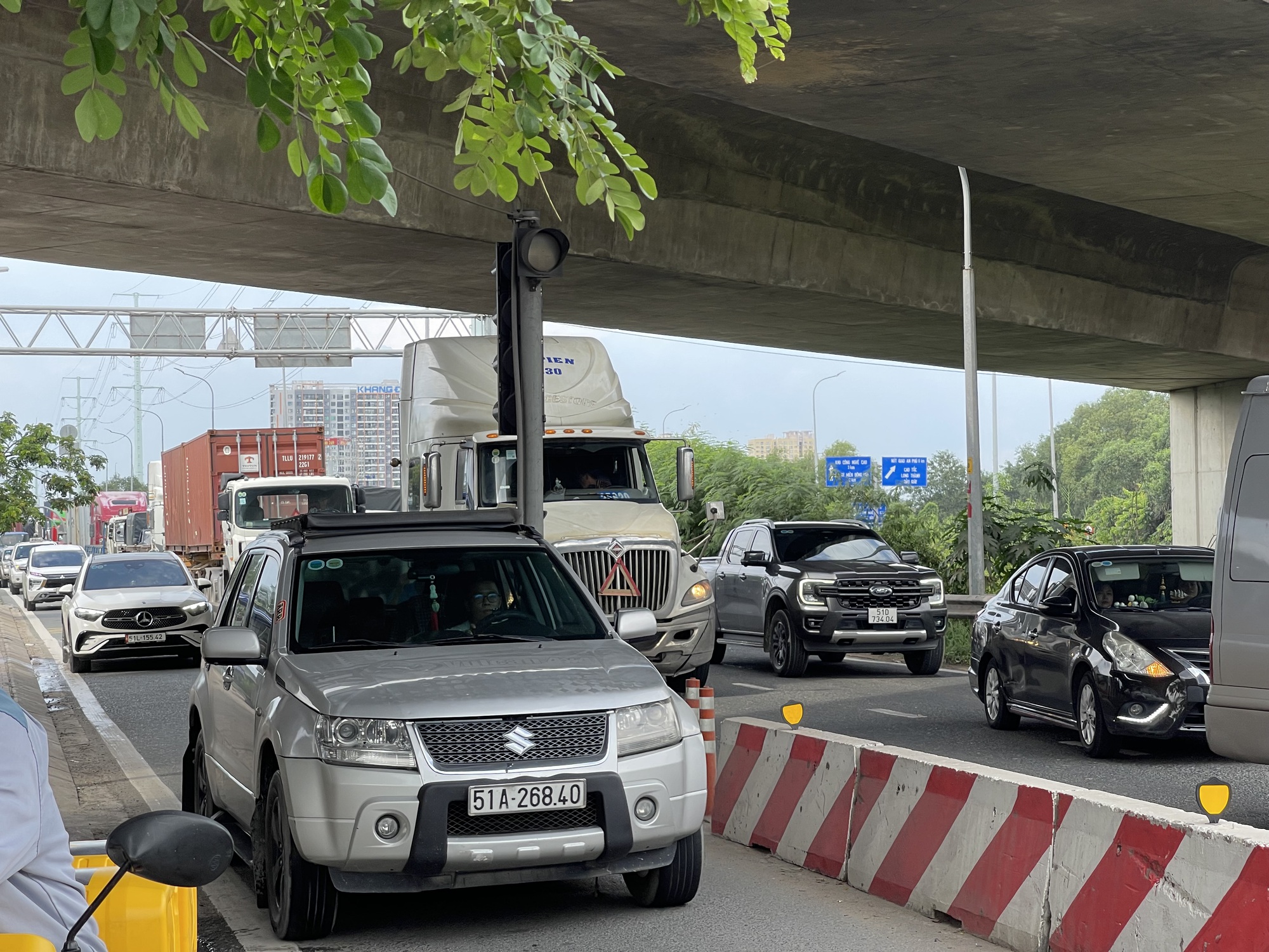 Tai nạn ngay v&ograve;ng xoay Ph&uacute; Hữu, 2 nữ sinh vi&ecirc;n tử vong- Ảnh 2.