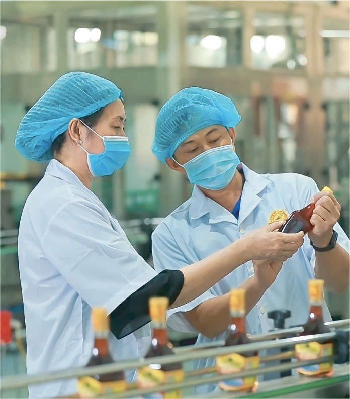 Bà Hồ Kim Liên, Chủ tịch HĐQT Công ty CP Thương mại Khải Hoàn, kiểm tra chất lượng sản phẩm