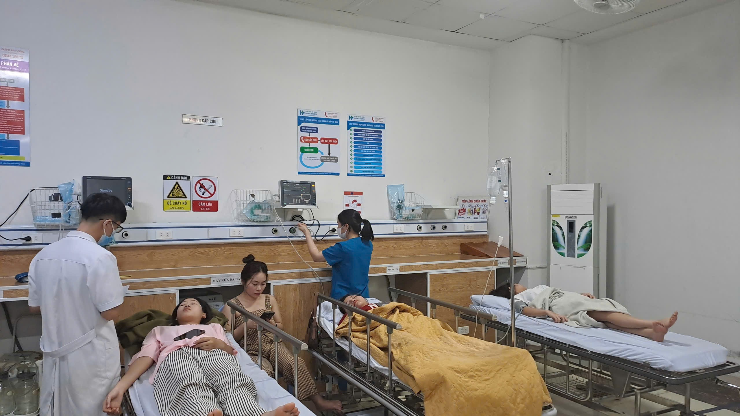 Gần 50 sinh viên bất ngờ nhập viện sau bữa ăn tối- Ảnh 1.