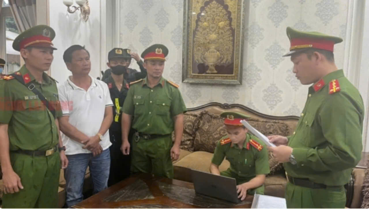 "Trùm" khai thác cát Tú “ác” cùng vợ bị khởi tố tội danh mới- Ảnh 1.