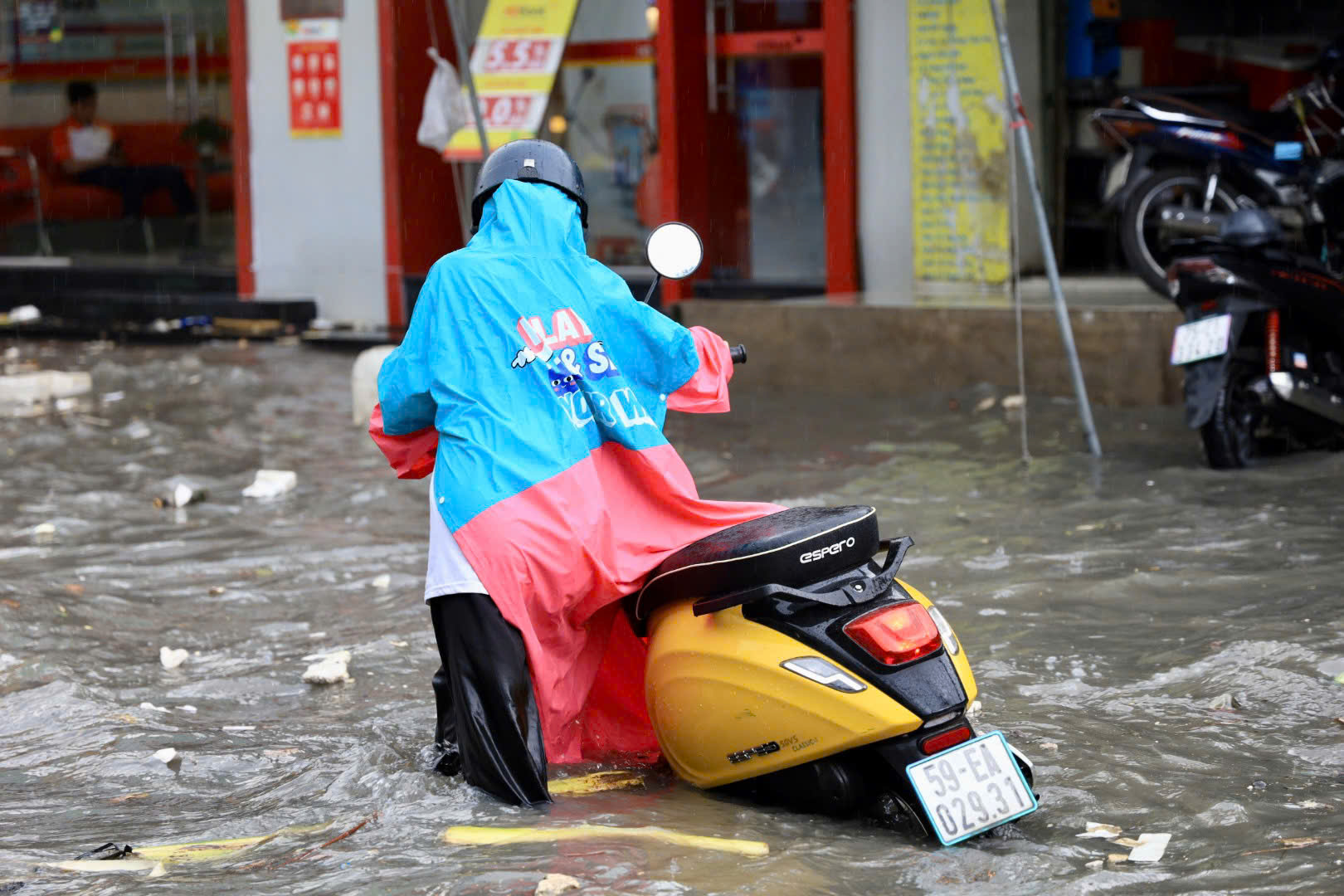 Nhiều nơi ngập nặng, xe chết m&aacute;y h&agrave;ng loạt sau mưa to ở TP HCM- Ảnh 13.