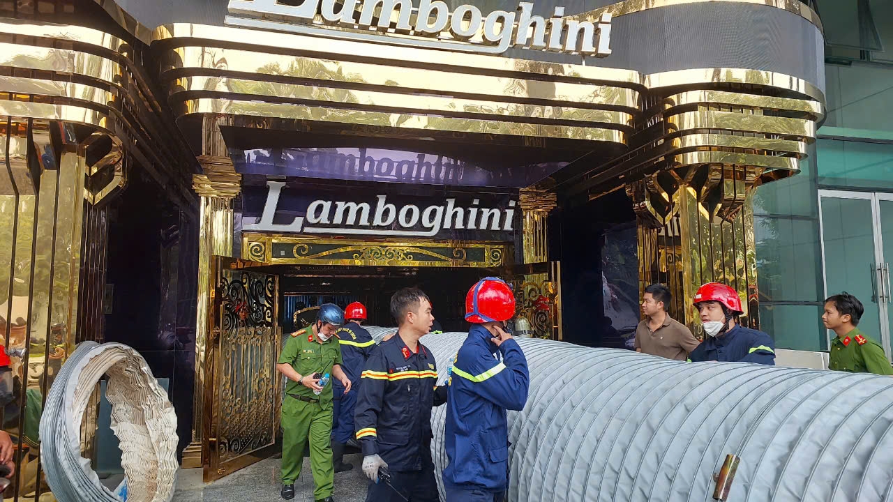 Lực lượng chức năng lắp đặt m&aacute;y h&uacute;t kh&oacute;i, sau đ&oacute; t&igrave;m c&aacute;ch tiếp cận hiện trường