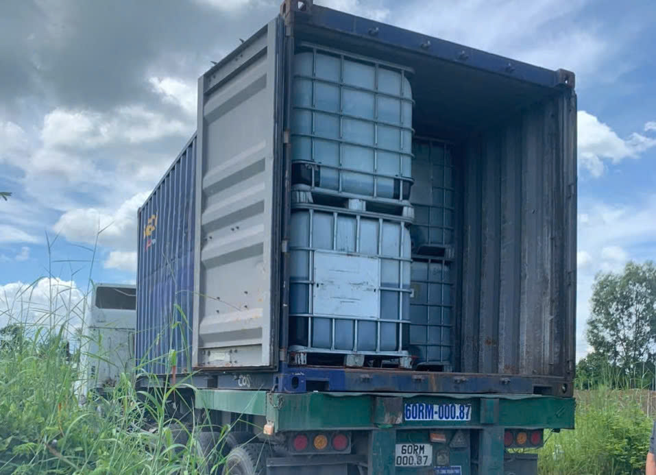 Hai xe container chở chất “lạ” đổ xuống suối ở Đồng Nai - Ảnh 4.
