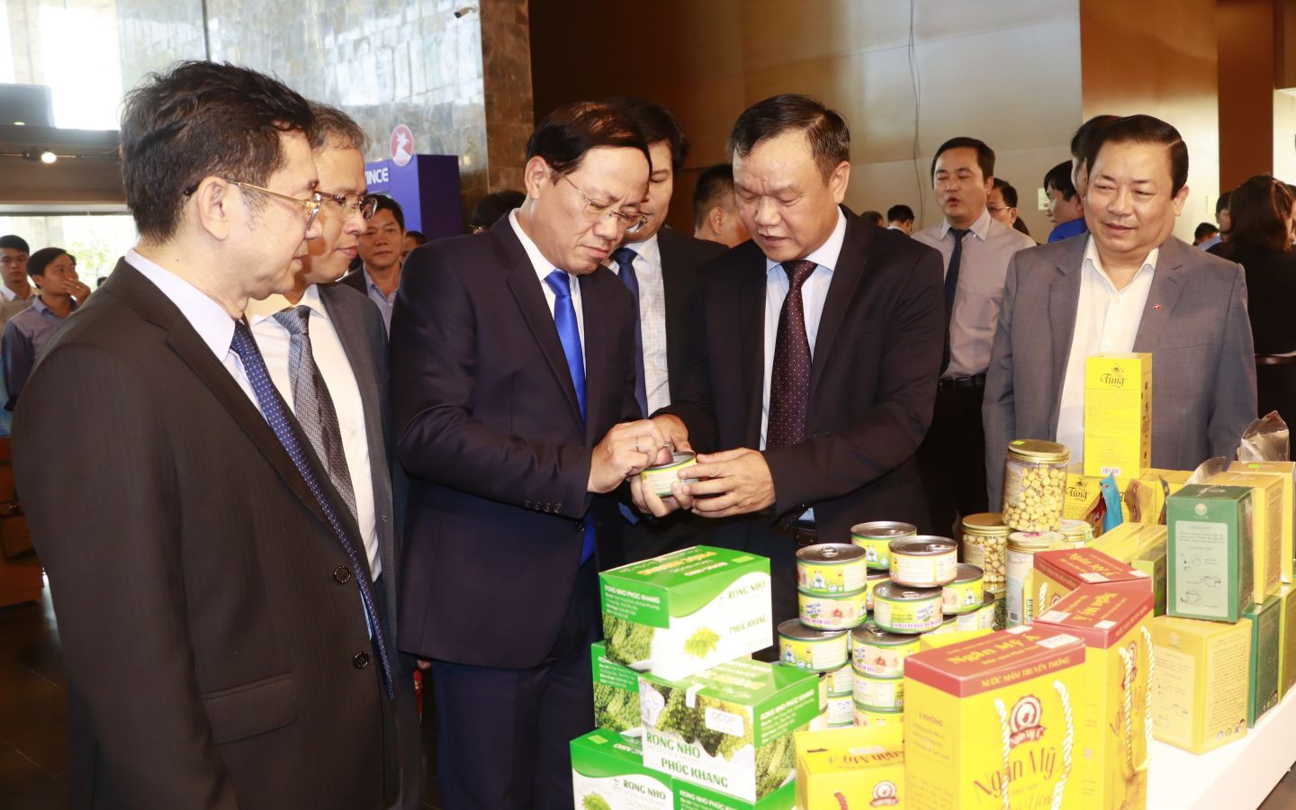 Ngắm c&aacute;c sản phẩm ti&ecirc;u biểu đến từ TP HCM v&agrave; duy&ecirc;n hải Trung bộ
