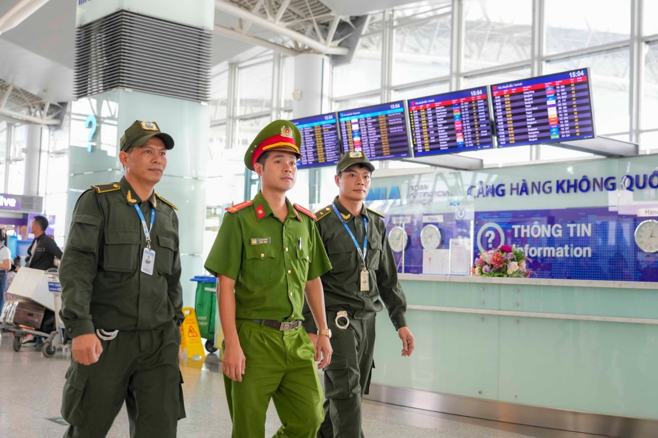 Người đ&agrave;n &ocirc;ng bỏ qu&ecirc;n hơn 15.000 USD tại s&acirc;n bay- Ảnh 3.