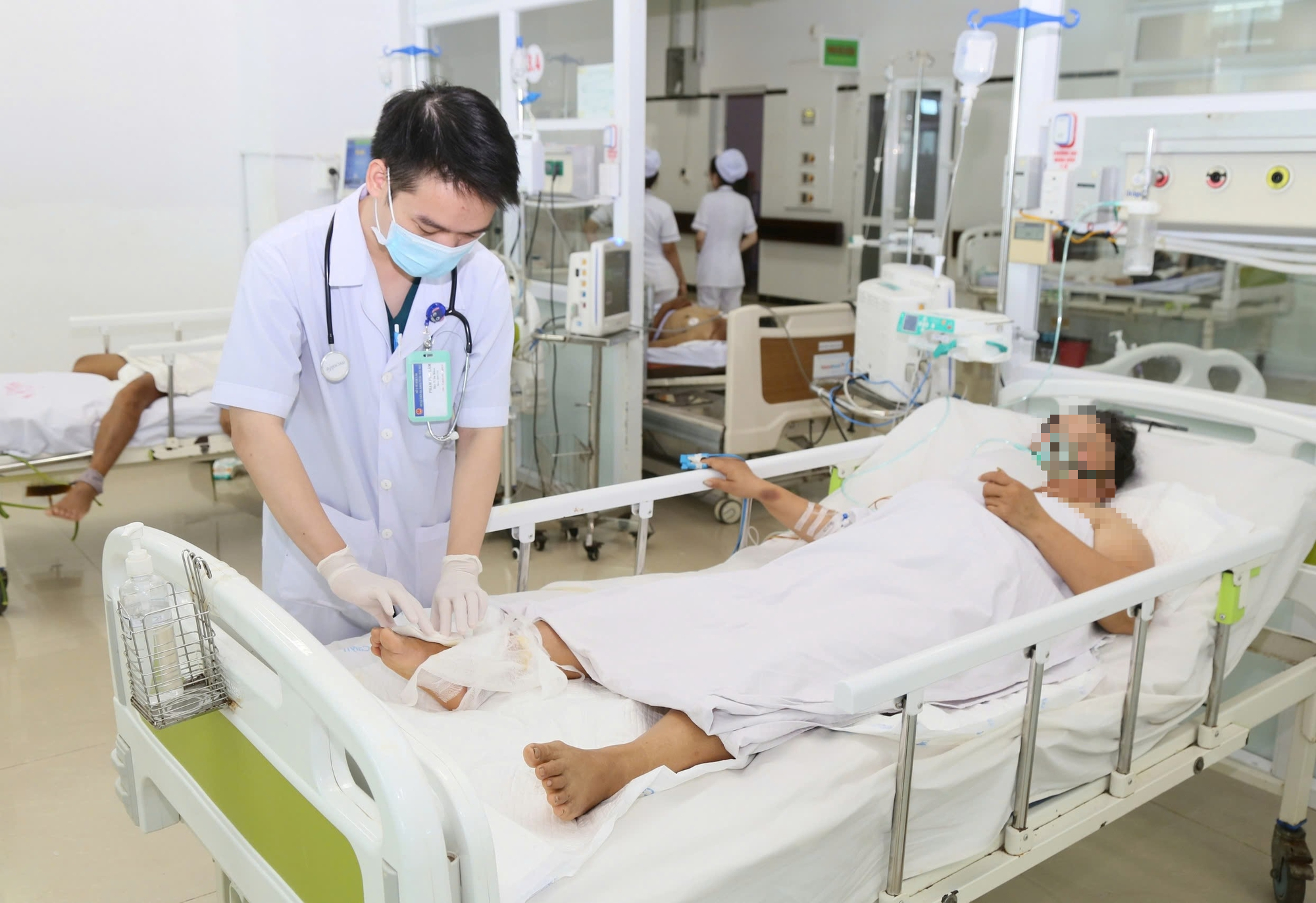 Suýt mất mạng vì tin lời thầy lang chữa rắn cắn- Ảnh 1.