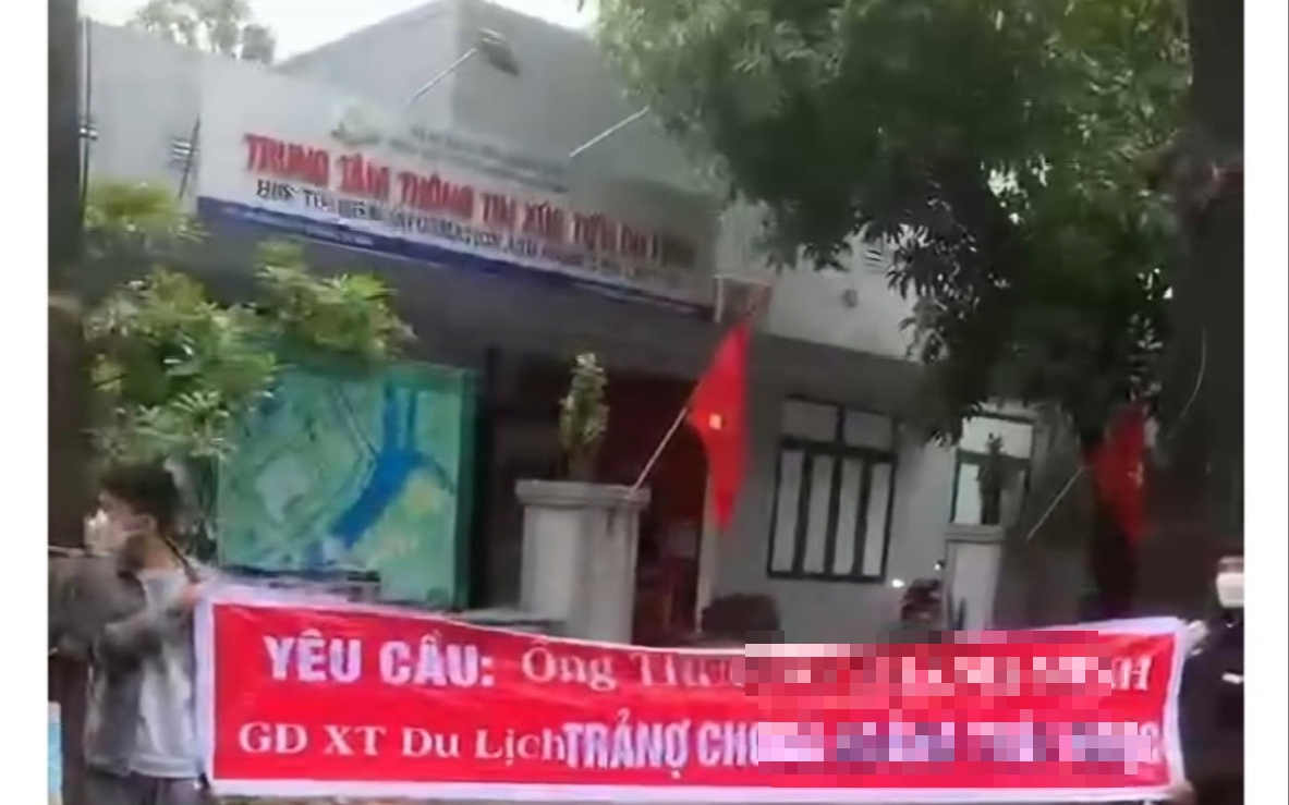 Sự thật việc căng băng rôn trước trụ sở để đòi nợ giám đốc 1 trung tâm ở TP Huế 