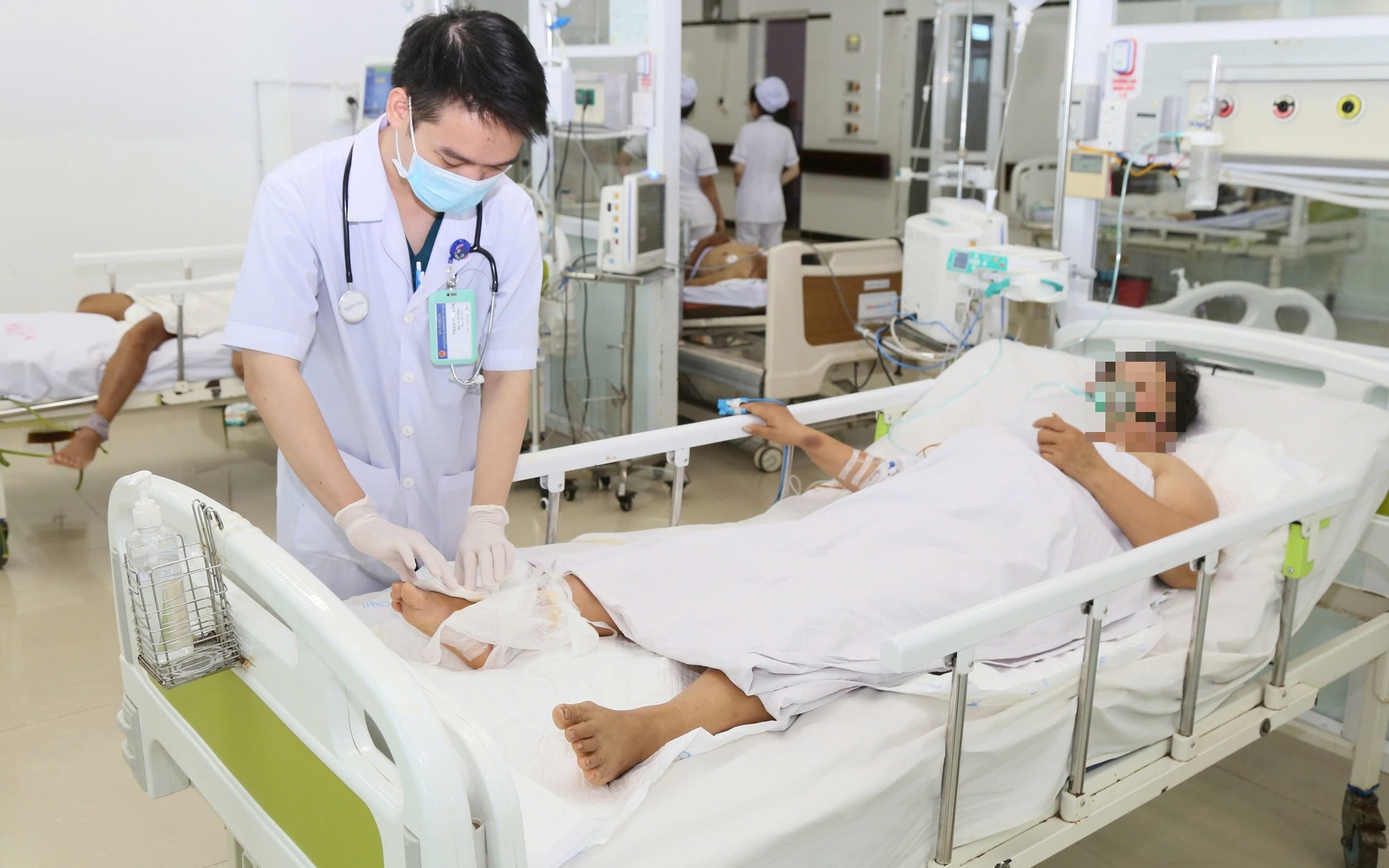 1 bệnh viện tại TP HCM liên tiếp cấp cứu người bị rắn cắn - Ảnh 2.