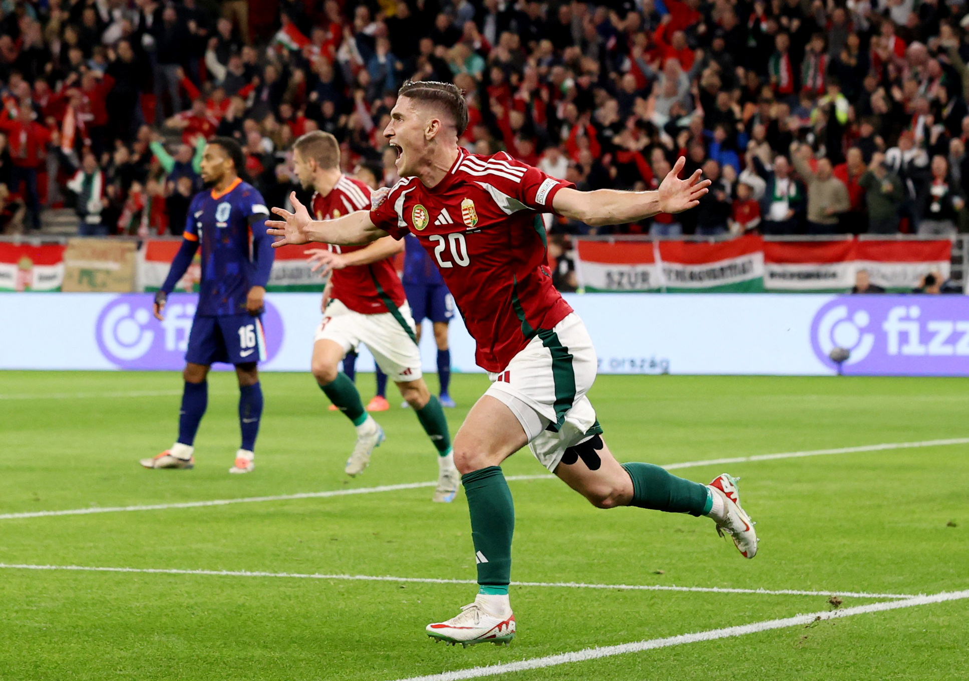 H&agrave; Lan tho&aacute;t thua Hungary ngoạn mục d&ugrave; Van Dijk bị thẻ đỏ- Ảnh 3.
