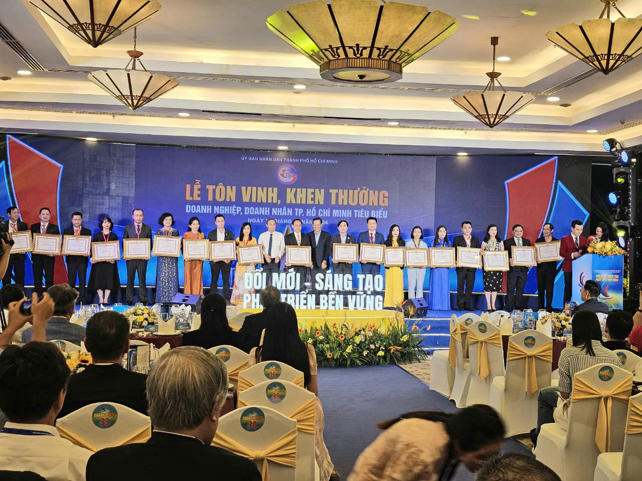 Đối thoại giữa Chủ tịch UBND TP HCM v&agrave; doanh nghiệp - Ảnh 2.
