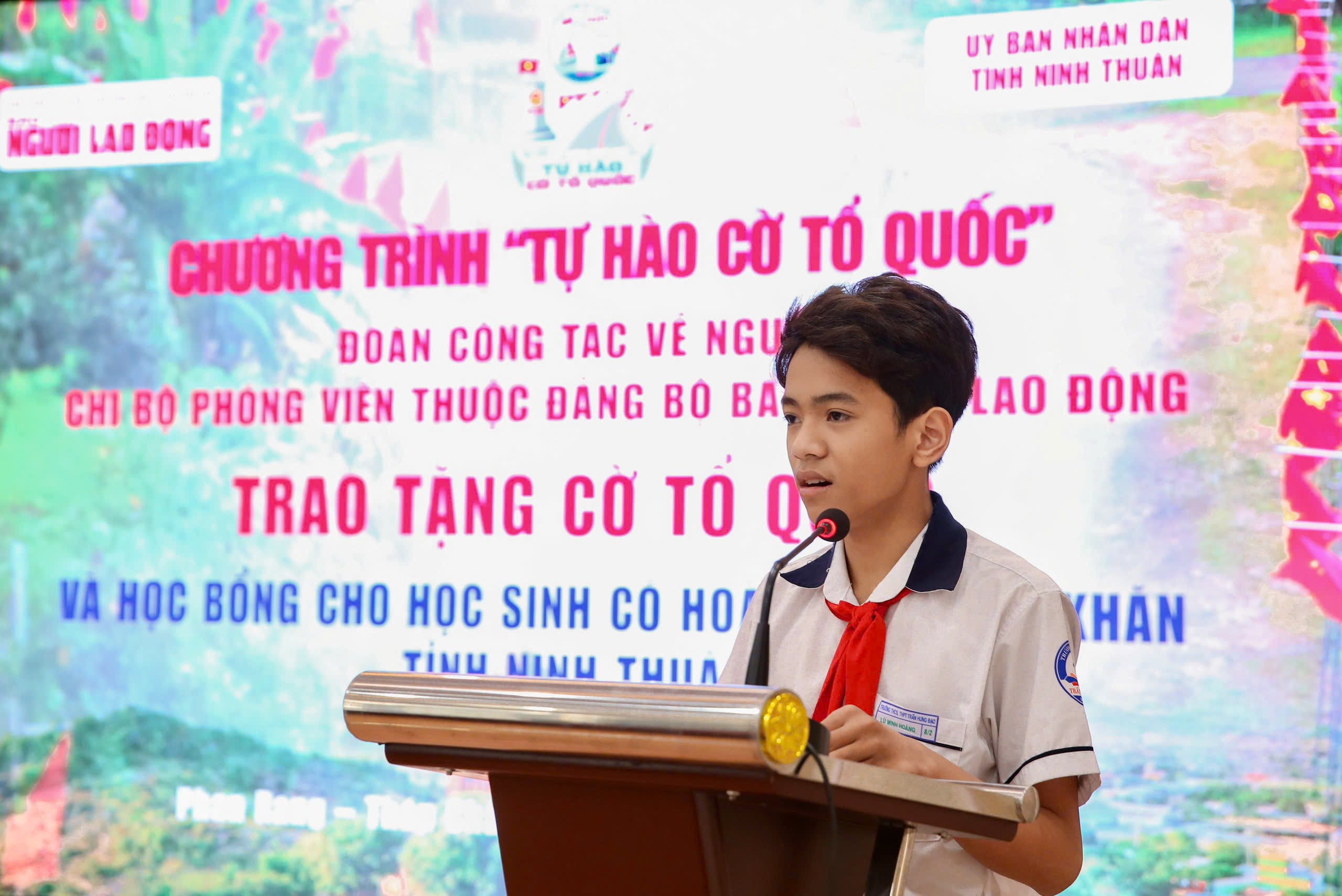 Trao 1.000 l&aacute; cờ Tổ quốc v&agrave; 50 suất hỗ trợ kinh ph&iacute; học tập cho tỉnh Ninh Thuận- Ảnh 8.