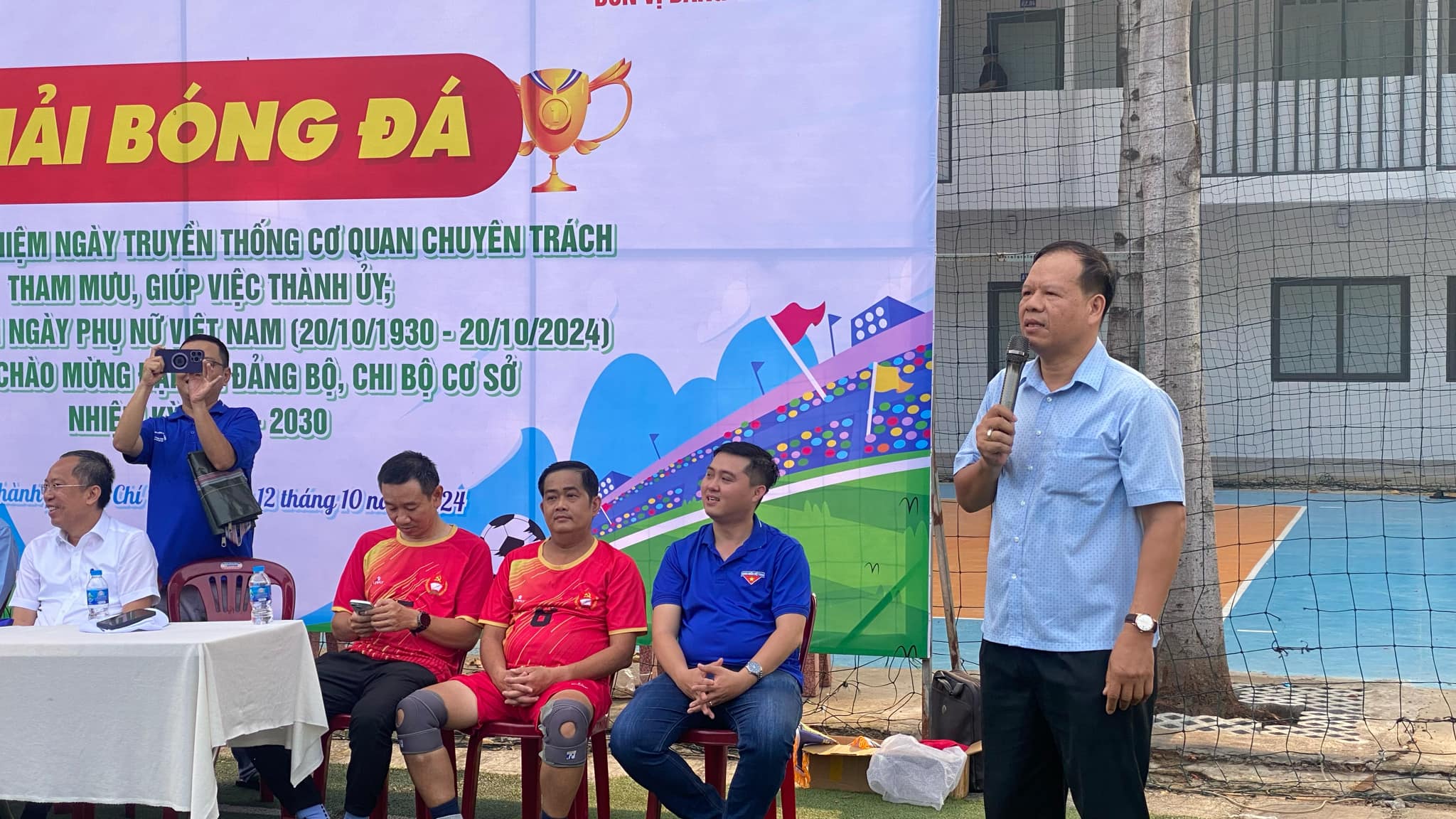 S&ocirc;i nổi Giải B&oacute;ng đ&aacute; kỷ niệm ng&agrave;y truyền thống Cơ quan chuy&ecirc;n tr&aacute;ch tham mưu, gi&uacute;p việc Th&agrave;nh ủy- Ảnh 3.
