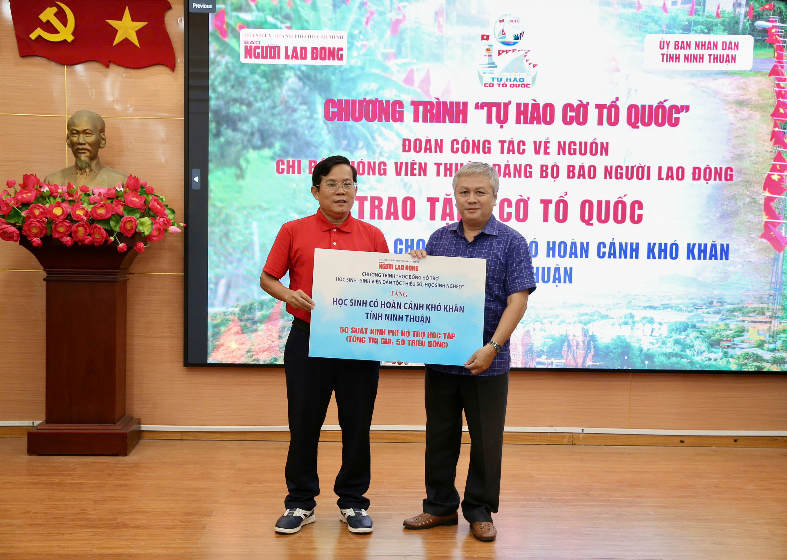 Trao 1.000 l&aacute; cờ Tổ quốc v&agrave; 50 suất hỗ trợ kinh ph&iacute; học tập cho tỉnh Ninh Thuận- Ảnh 1.