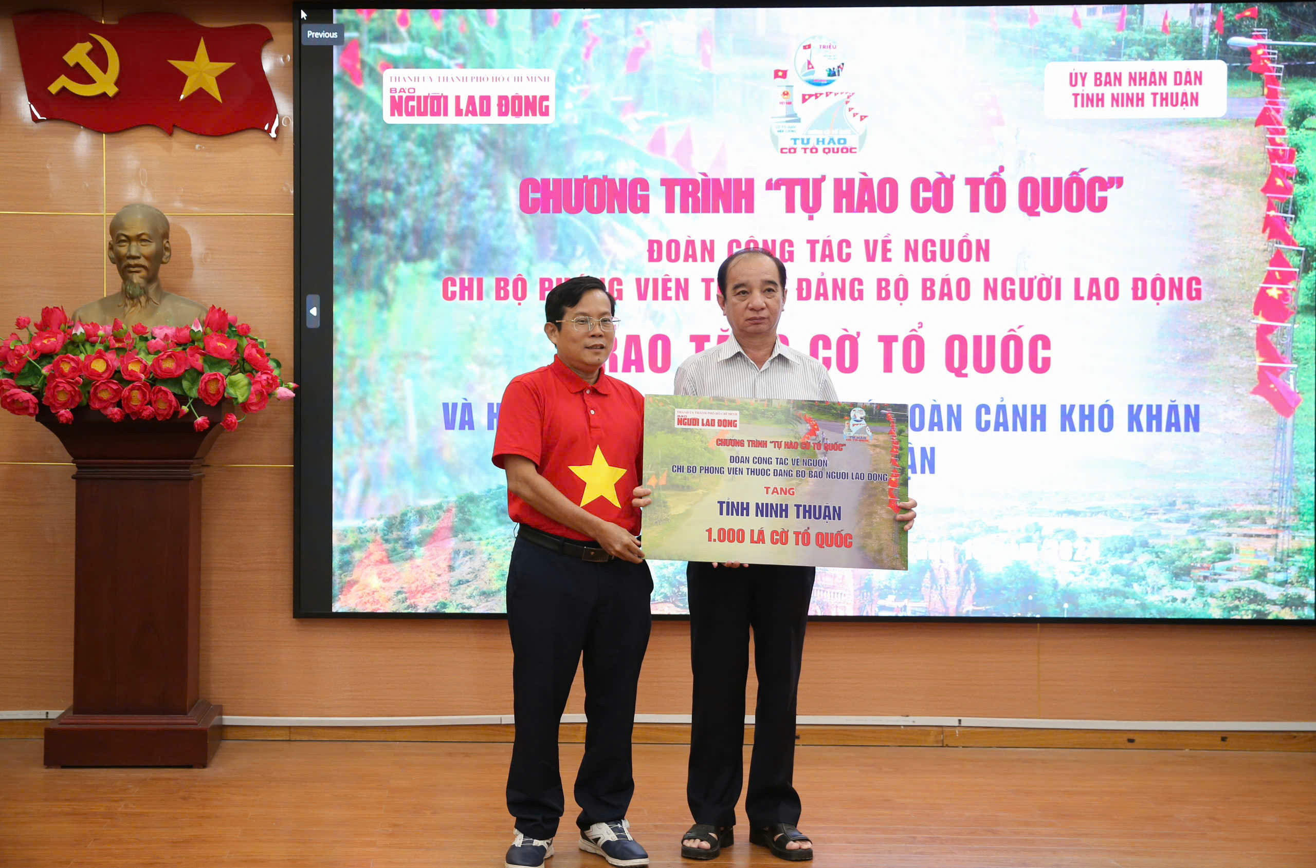 Trao 1.000 l&aacute; cờ Tổ quốc v&agrave; 50 suất hỗ trợ kinh ph&iacute; học tập cho tỉnh Ninh Thuận- Ảnh 2.