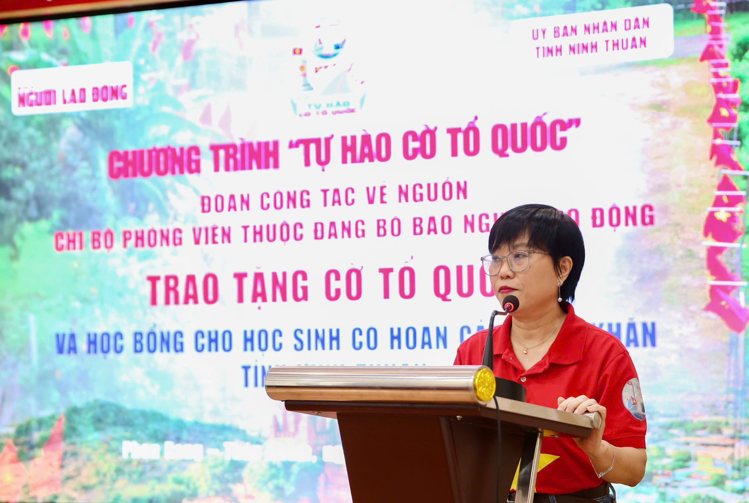 Trao 1.000 l&aacute; cờ Tổ quốc v&agrave; 50 suất hỗ trợ kinh ph&iacute; học tập cho tỉnh Ninh Thuận- Ảnh 3.
