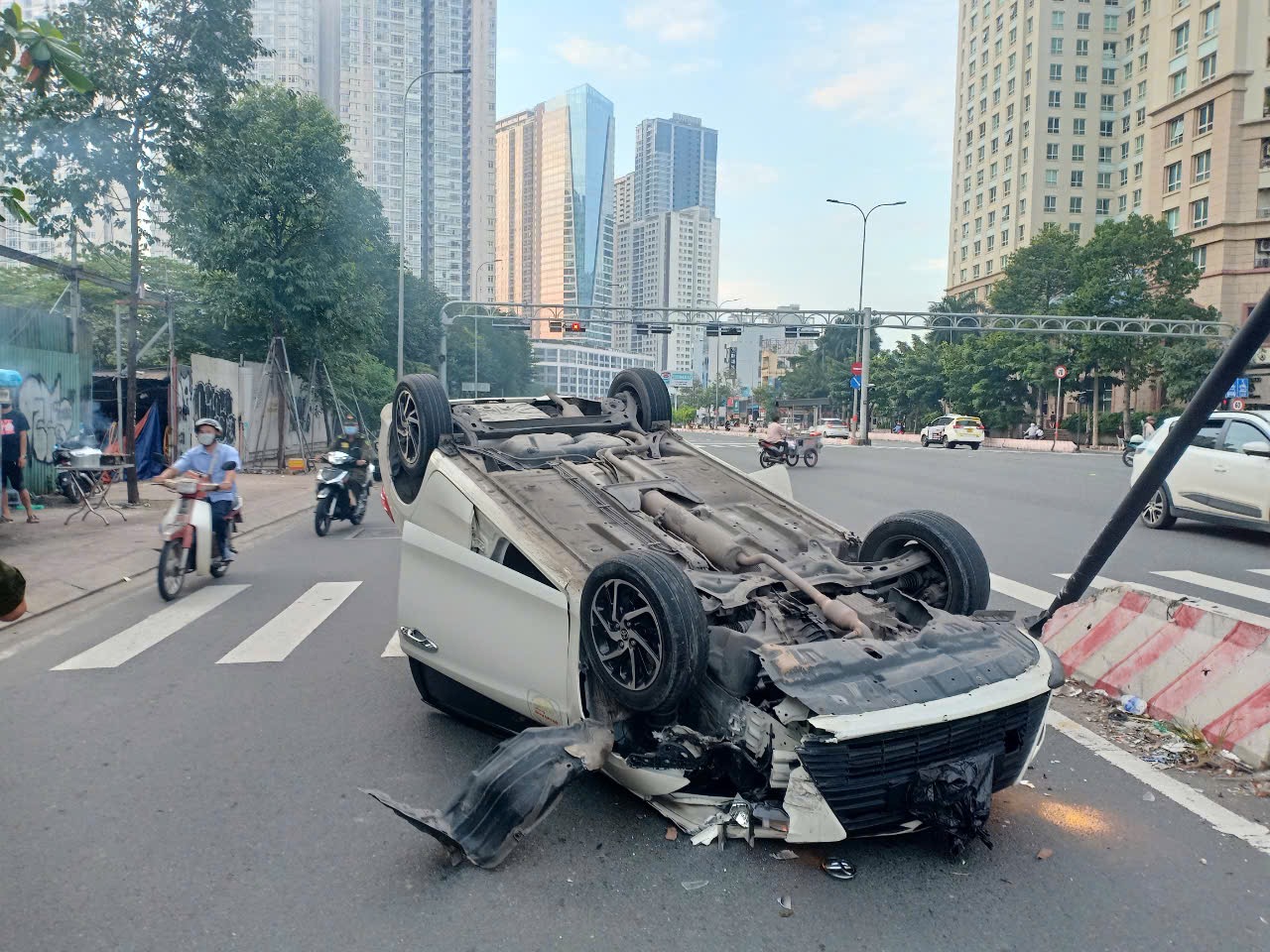 TP HCM: &Ocirc; t&ocirc; lật ngửa giữa đường, 3 người tho&aacute;t chết- Ảnh 1.