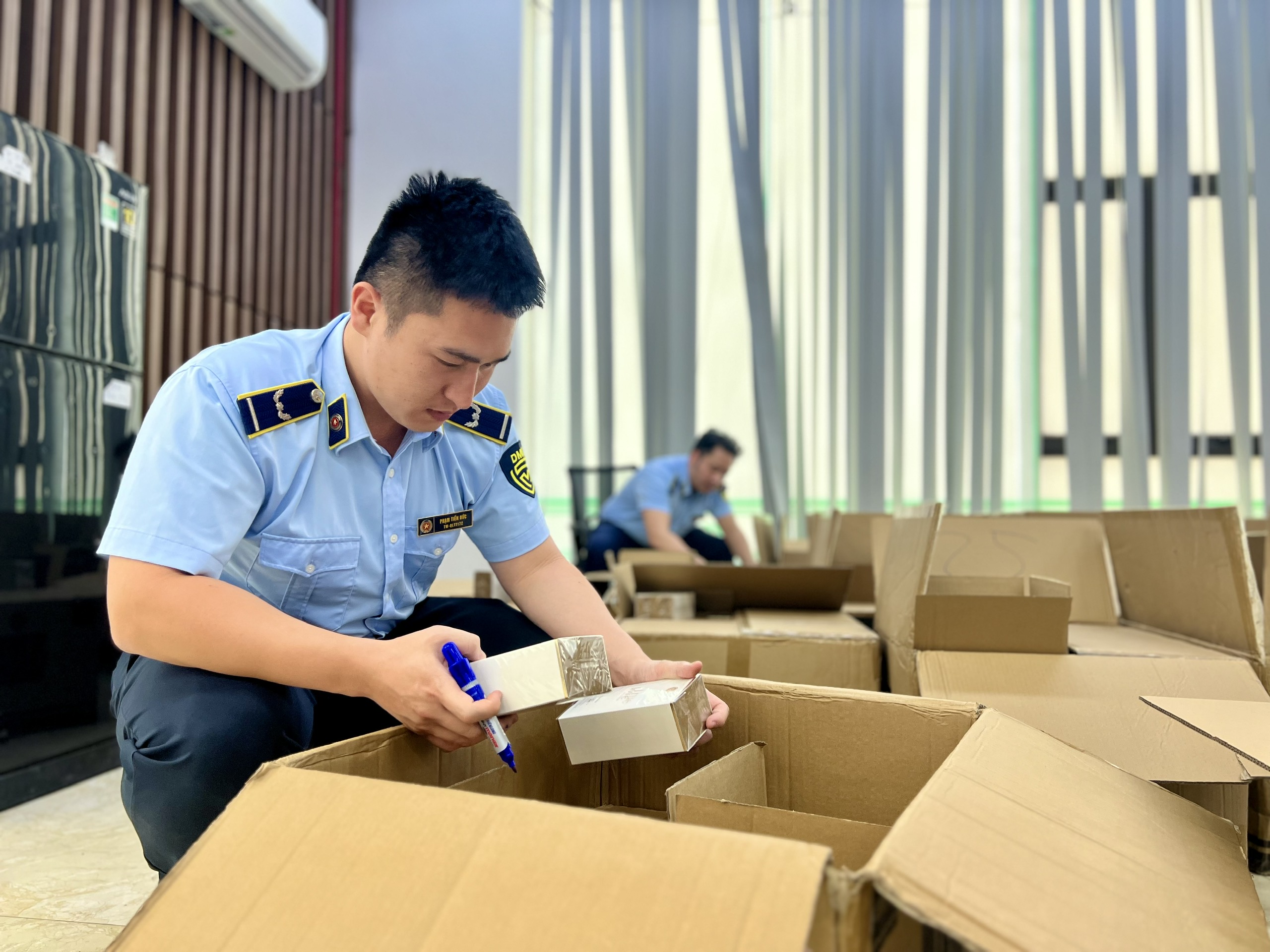 Tổng cục Quản l&yacute; thị trường "vạch" chi&ecirc;u nguỵ trang giấu h&agrave;ng giả- Ảnh 1.
