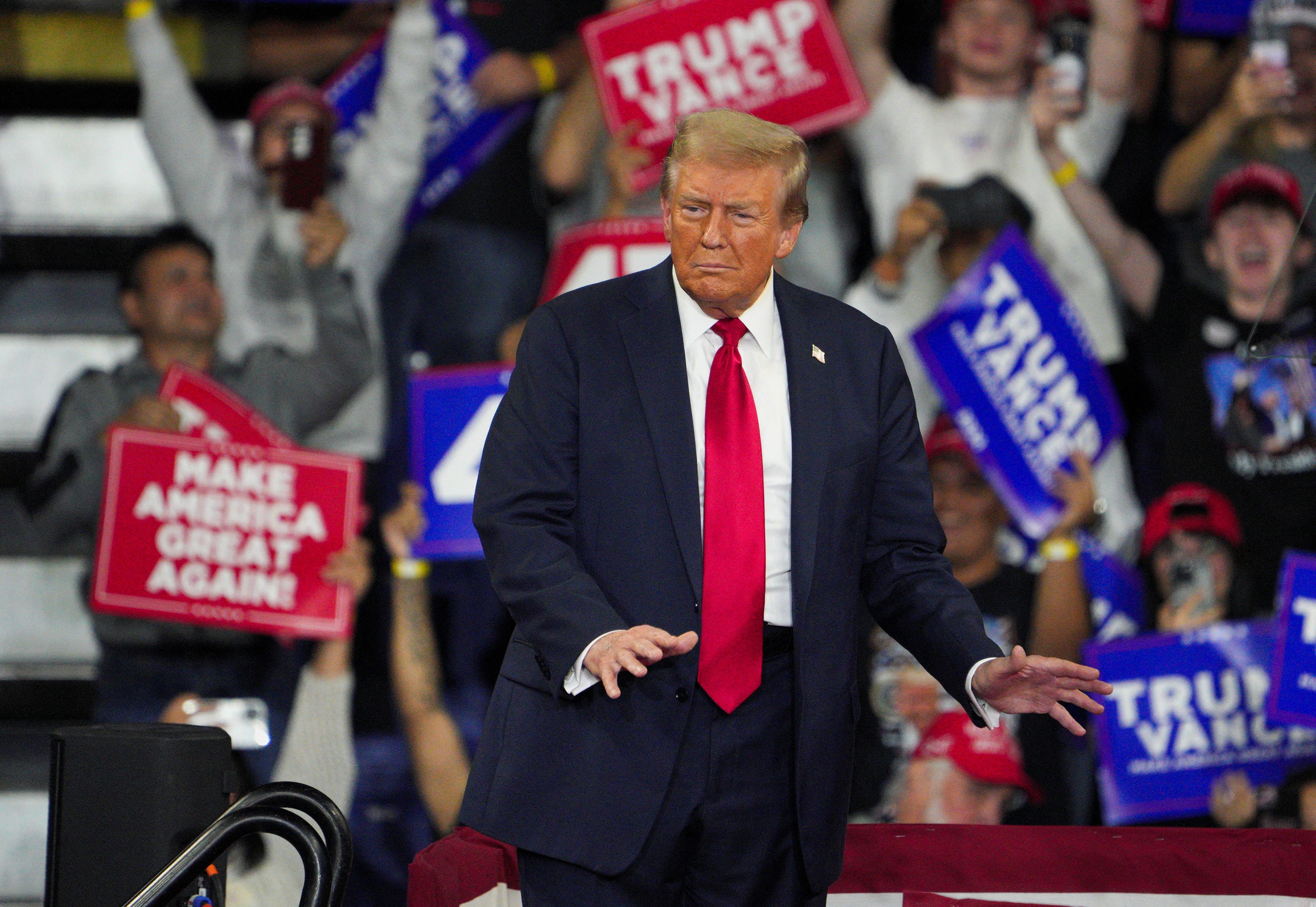 Ông Trump được Tổng thống Biden đối xử đặc biệt- Ảnh 1.