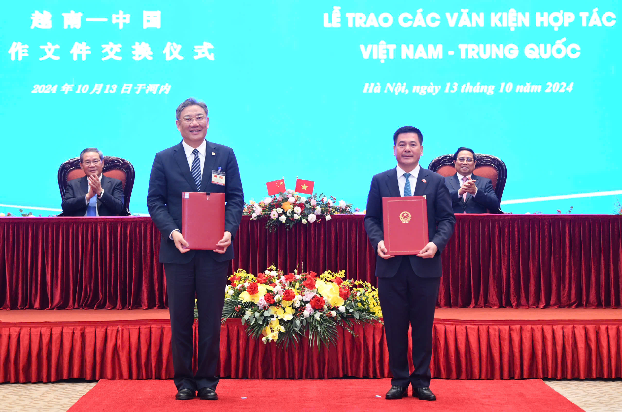 Thủ tướng Phạm Minh Ch&iacute;nh v&agrave; Thủ tướng Trung Quốc L&yacute; Cường chứng kiến lễ trao 10 văn kiện hợp t&aacute;c giữa hai nước sau hội đ&agrave;m ng&agrave;y 13-10.Ảnh: HỮU HƯNG
