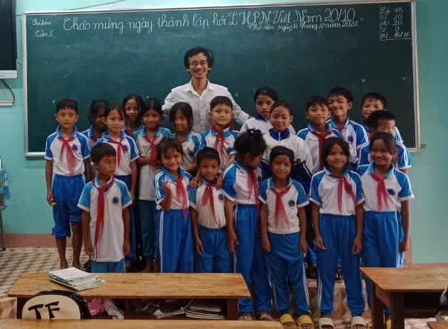 CLIP: Thầy giáo chuyển trường về xuôi, học sinh nghẹn ngào khóc tạm biệt- Ảnh 1.
