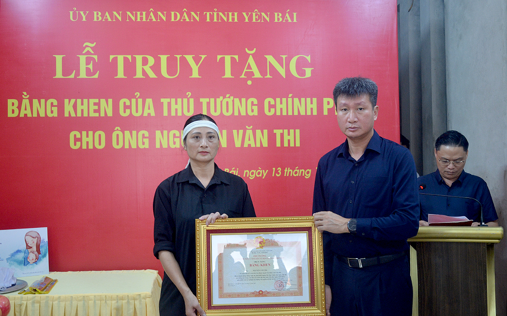 Thủ tướng truy tặng Bằng khen cho người qu&ecirc;n m&igrave;nh hy sinh khi tham gia cứu nạn trong b&atilde;o số 3- Ảnh 1.