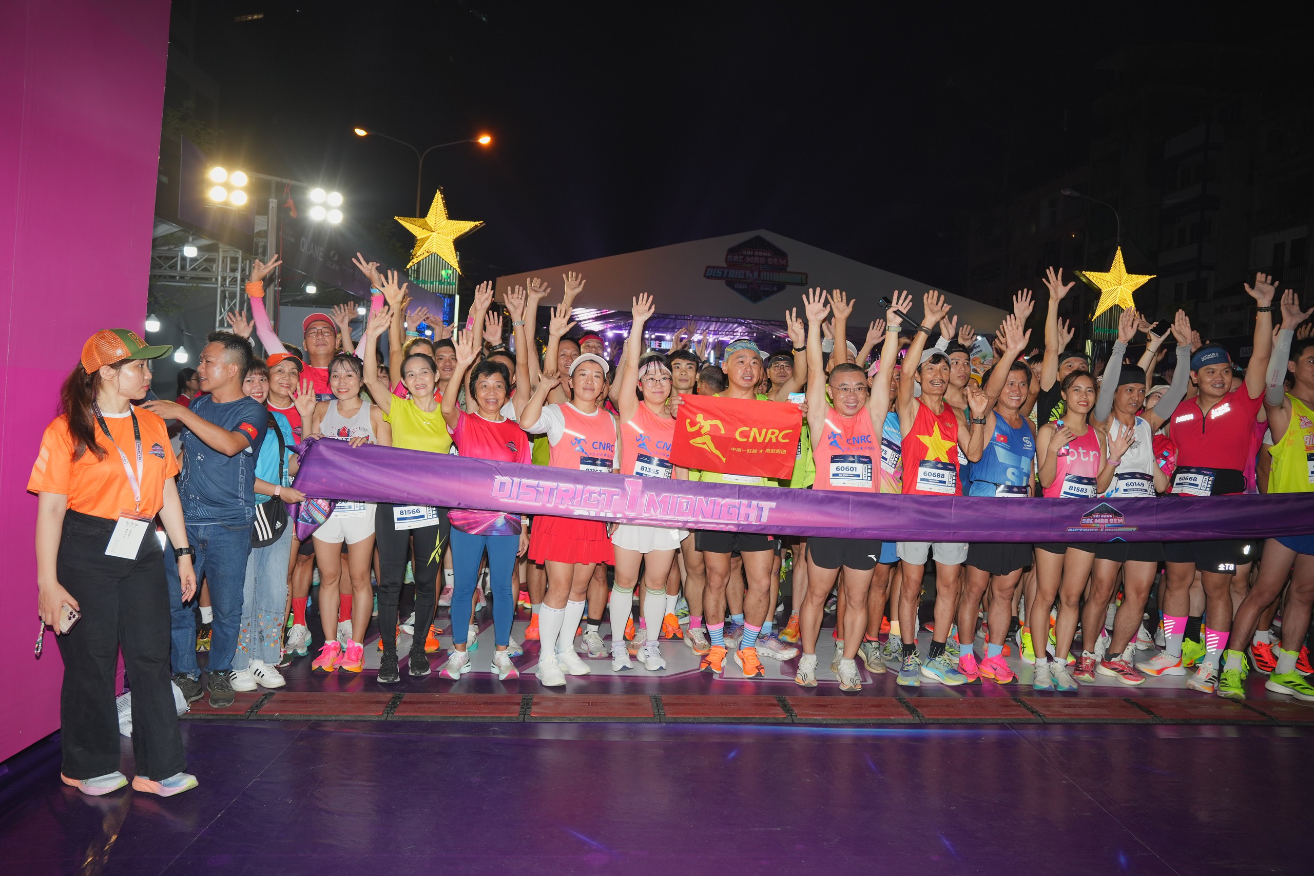 6.000 vận động viên khuấy động Giải chạy "District 1 Midnight Run 2024"- Ảnh 2.