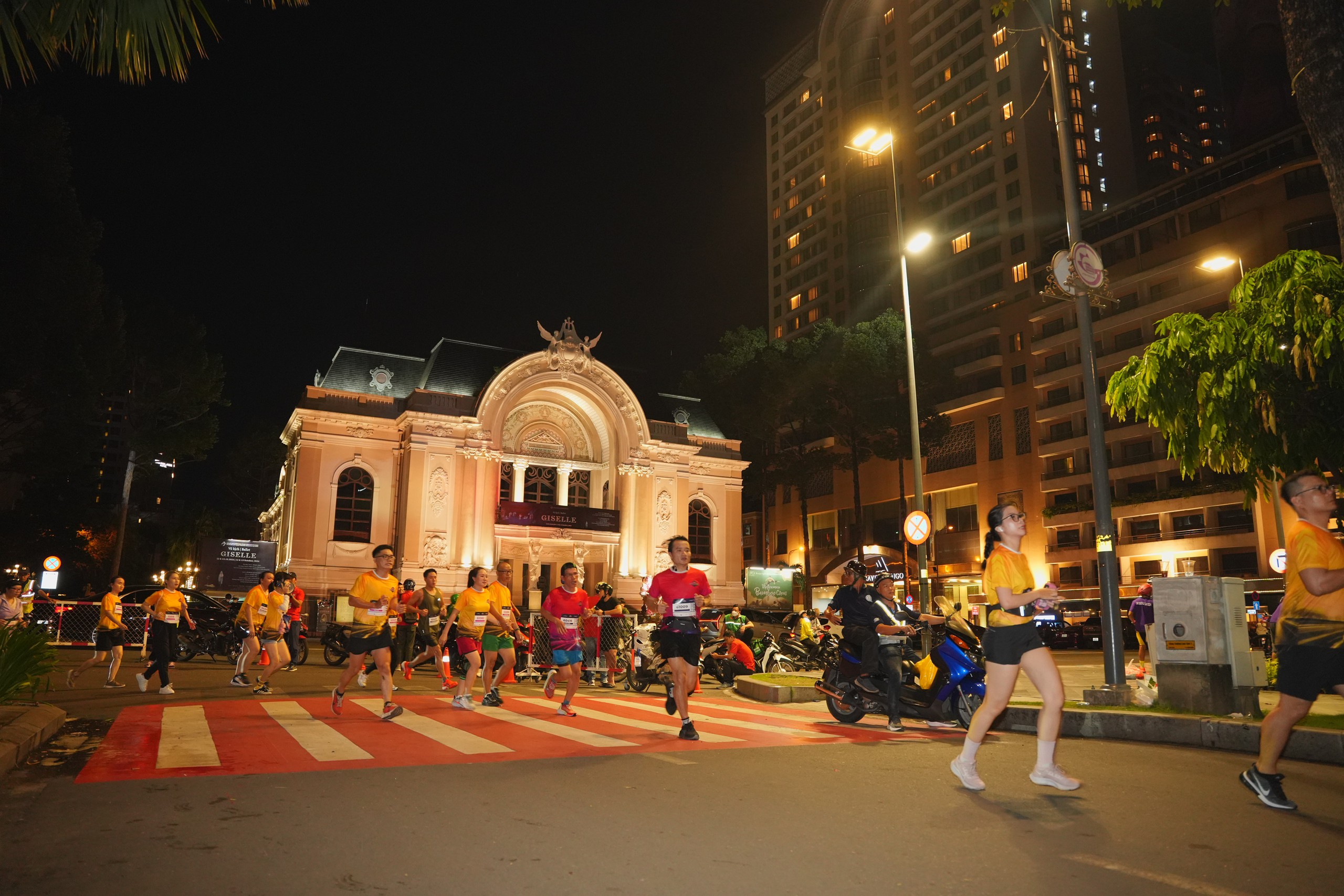 6.000 vận động viên khuấy động Giải chạy "District 1 Midnight Run 2024"- Ảnh 8.