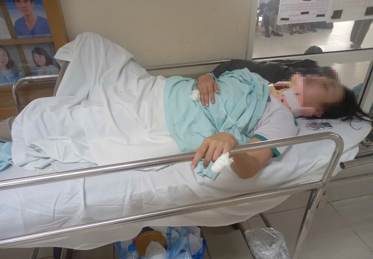 Can đ&aacute;nh nhau, nữ sinh lớp 11 bị "đ&aacute;nh hội đồng" g&atilde;y đốt sống cổ- Ảnh 1.