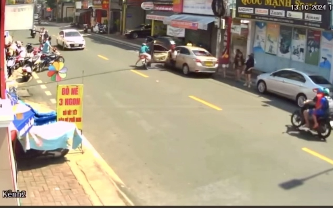 Clip: Tài xế taxi mở cửa bất ngờ khiến người phụ nữ tử vong