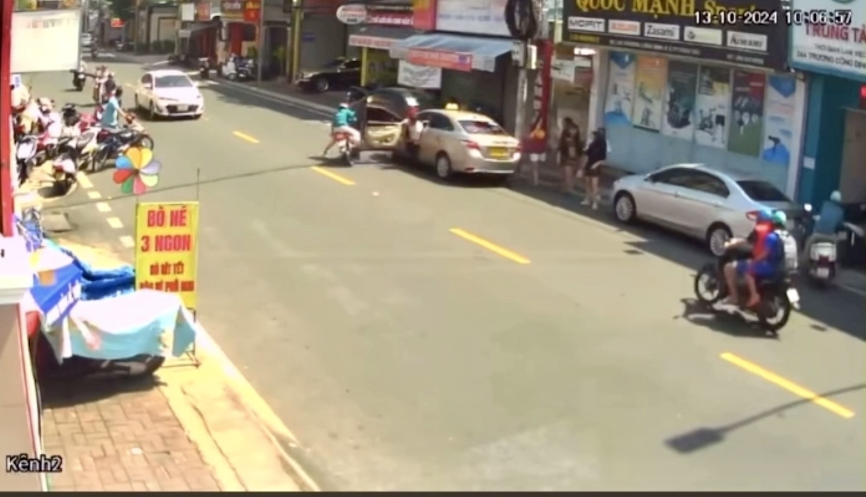 Clip: T&agrave;i xế taxi mở cửa bất ngờ khiến người phụ nữ tử vong- Ảnh 1.
