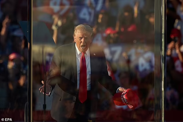 &Ocirc;ng Trump tại cuộc vận động tranh cử h&ocirc;m 12-10. Ảnh: EPA