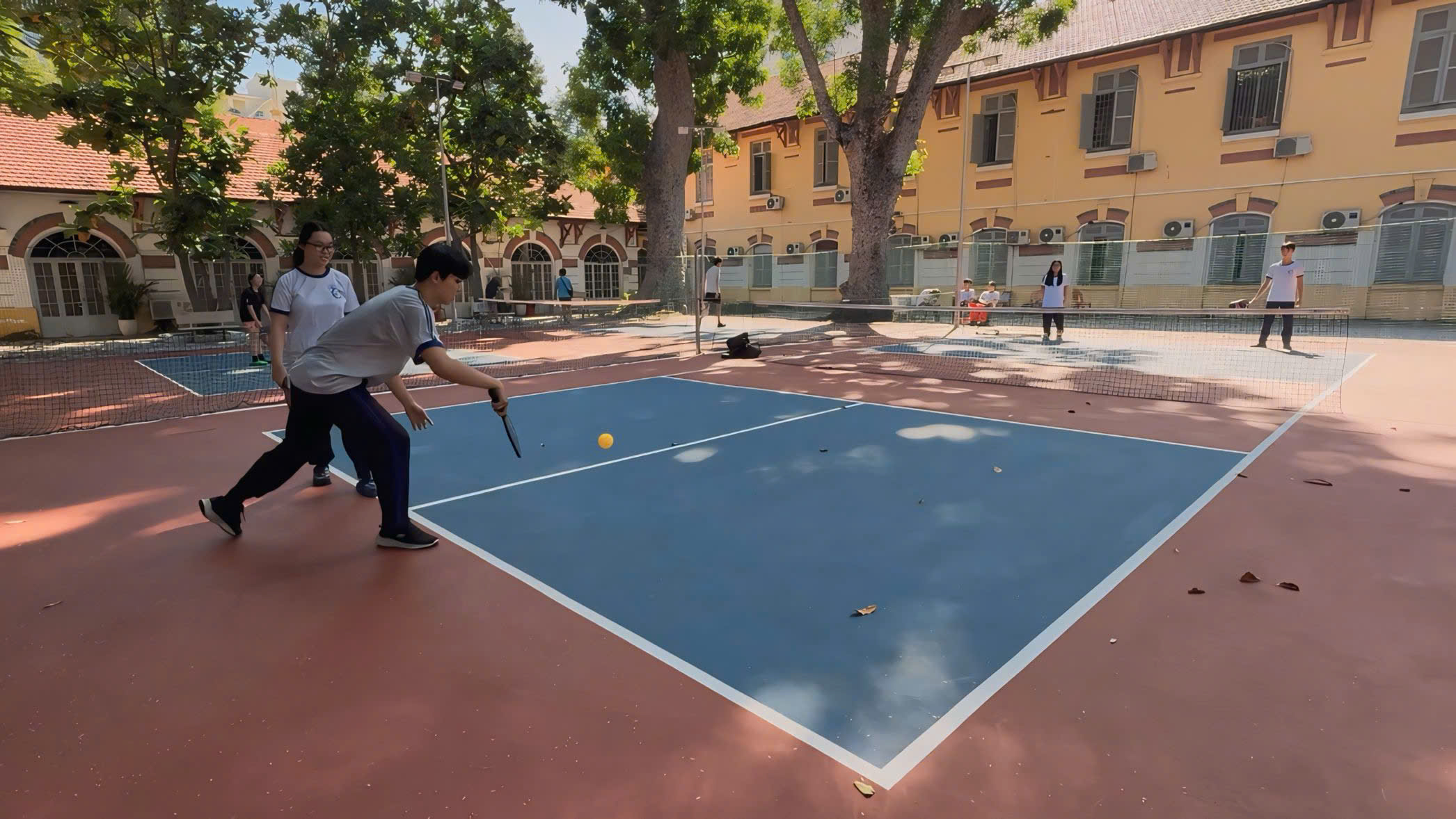 Học sinh TP HCM thích thú với môn thể thao hot trend pickleball- Ảnh 6.