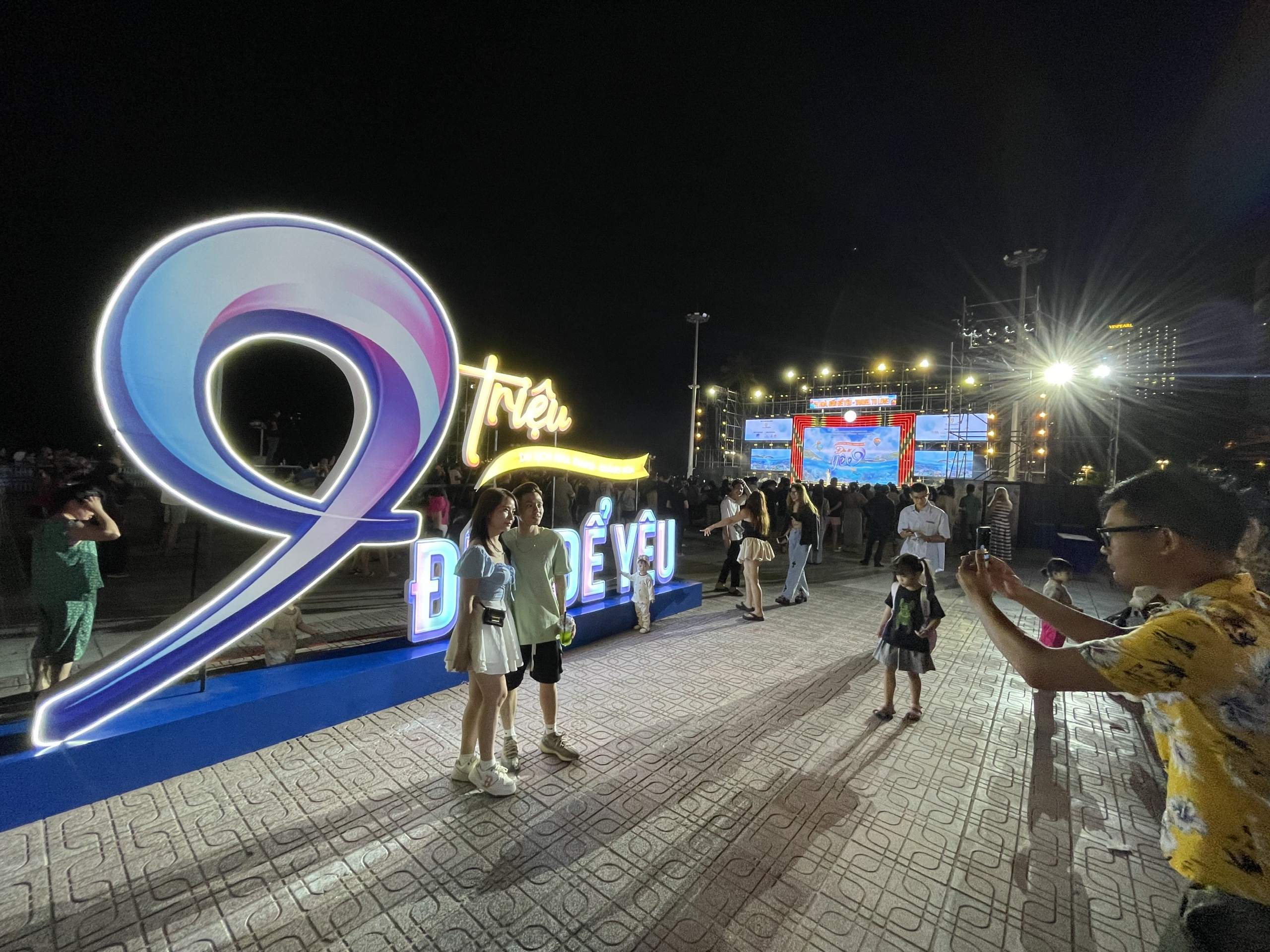 Nha Trang - Kh&aacute;nh H&ograve;a tưng bừng mừng đ&oacute;n 9 triệu lượt du kh&aacute;ch- Ảnh 1.