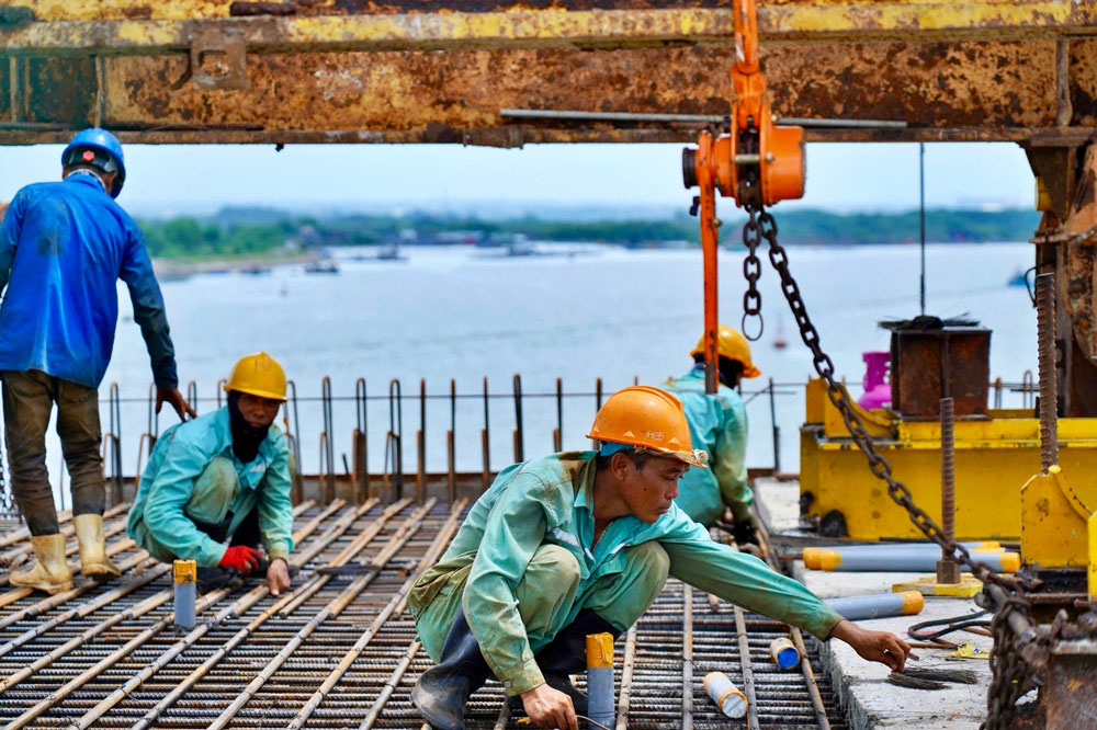 Bất kể mưa hay nắng, công nhân vẫn miệt mài thi công trên công trường các dự án giao thông trọng điểm của tỉnh Bà Rịa - Vũng Tàu. Trong ảnh: Công nhân thi công dự án cầu Cửa Lấp 2