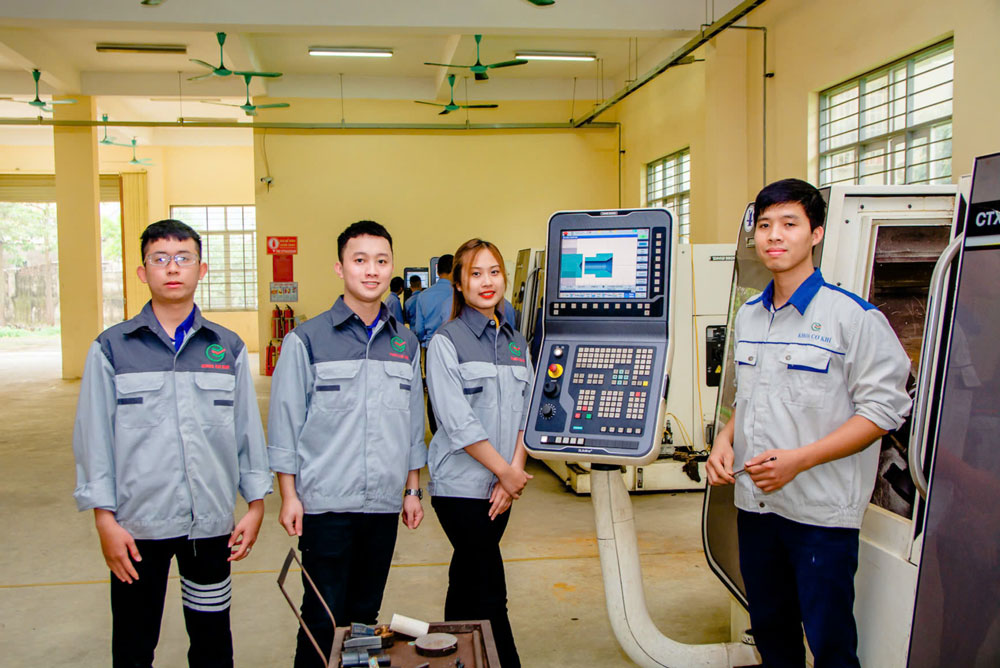 Nhiều trường nghề đầu tư m&aacute;y m&oacute;c hiện đại để người học thực h&agrave;nh, n&acirc;ng cao tay nghề. Ảnh: GIANG NAM