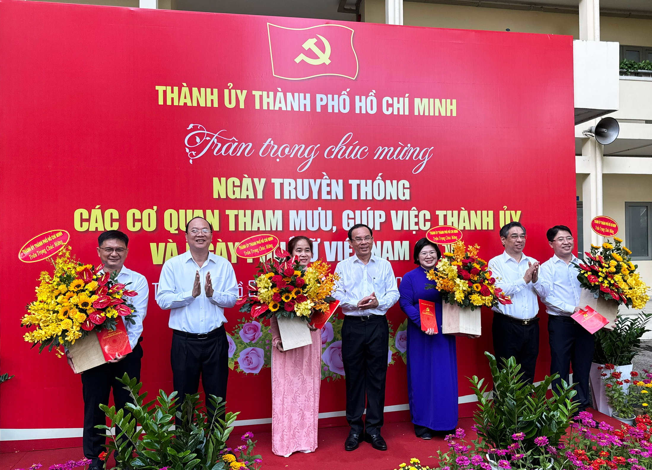 TP HCM ch&uacute;c mừng ng&agrave;y truyền thống c&aacute;c cơ quan tham mưu gi&uacute;p việc Th&agrave;nh ủy v&agrave; ng&agrave;y Phụ nữ Việt Nam- Ảnh 1.